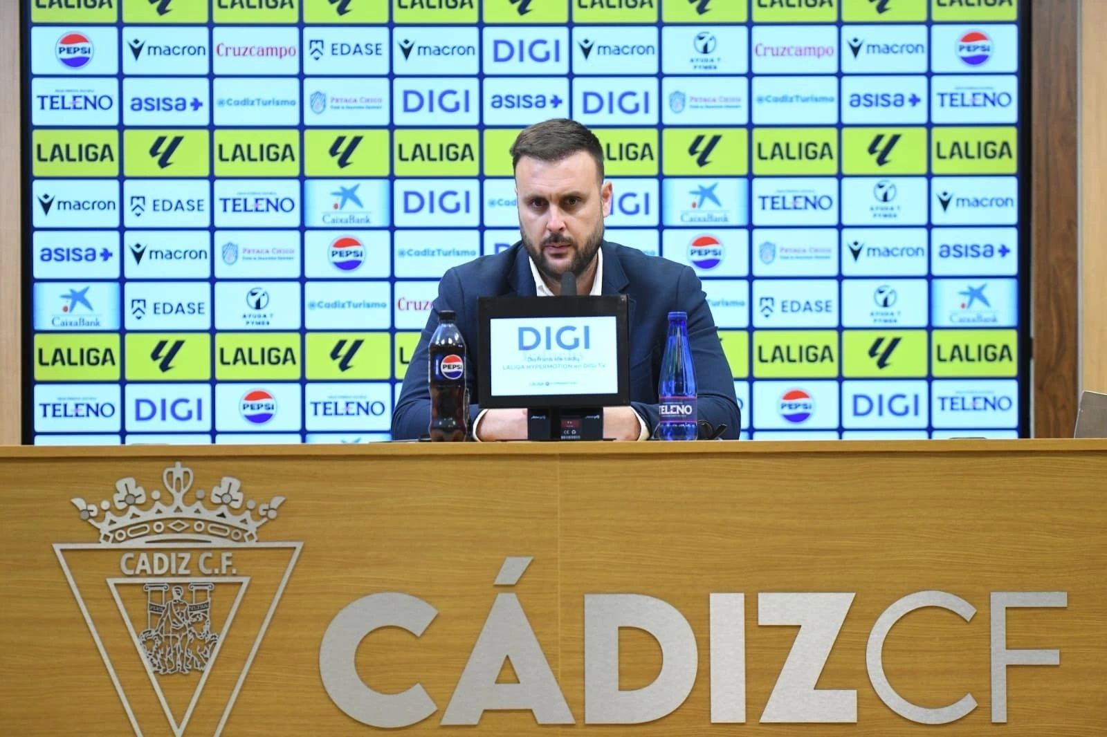 Gesto serio de Juan Cala en su comparacencia de prensa.