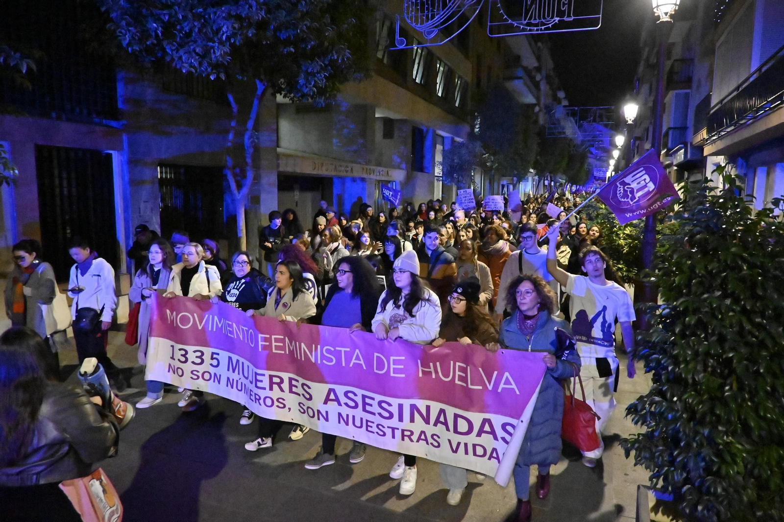 Imágenes de la manifestación con motivo del 25N en Huelva