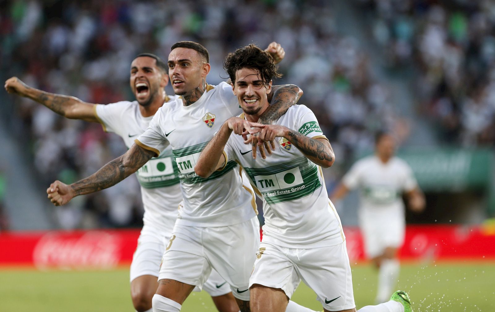 Alex Collado, a la derecha, celebra un gol ante el Elche ante el Almería.