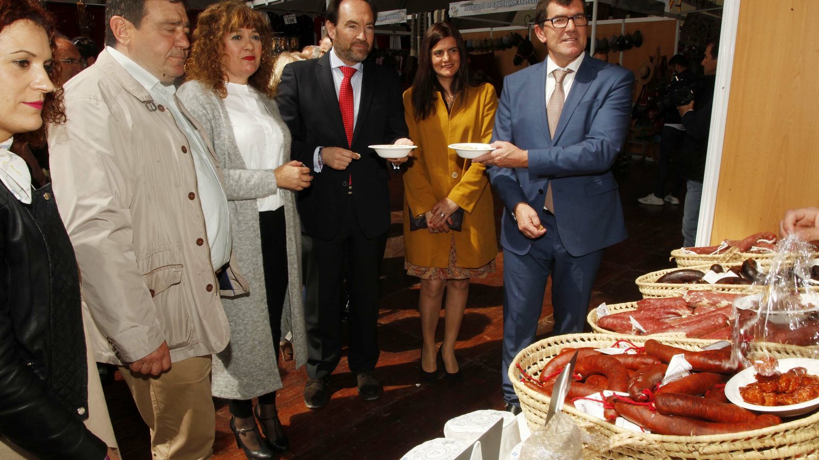 Autoridades locales y provinciales en uno de los expositores.