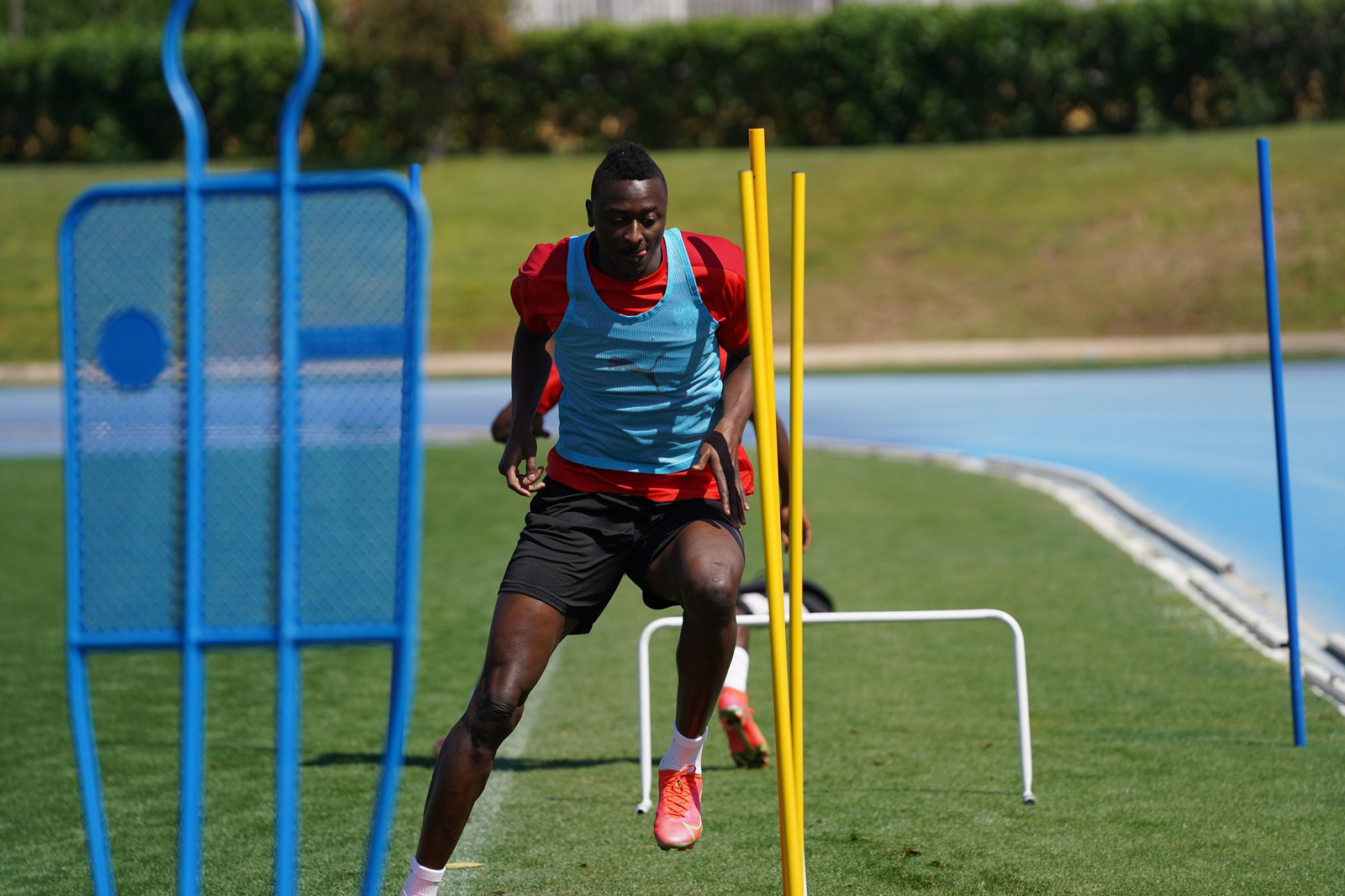 Sadiq realiza un ejercicio en un entrenamiento en el anexo