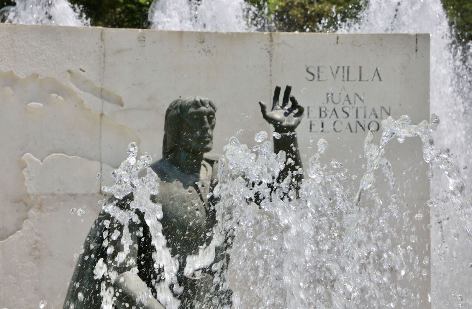 Estatua dedicada a Juan Sebastián Elcano junto al Costurero de la Reina de Sevilla.