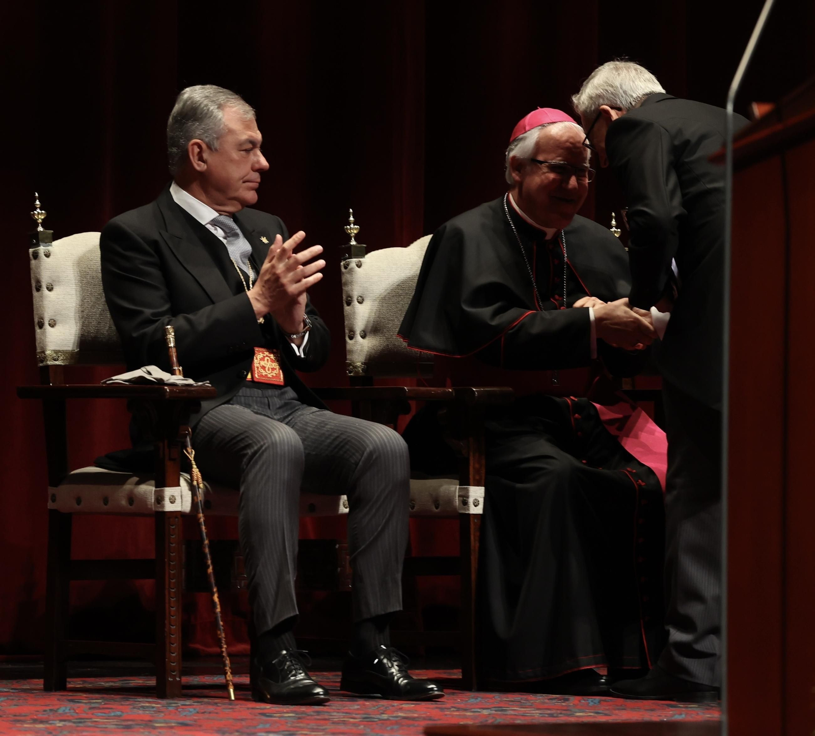 El pregonero se dirige al arzobispo antes de tomar la palabra.