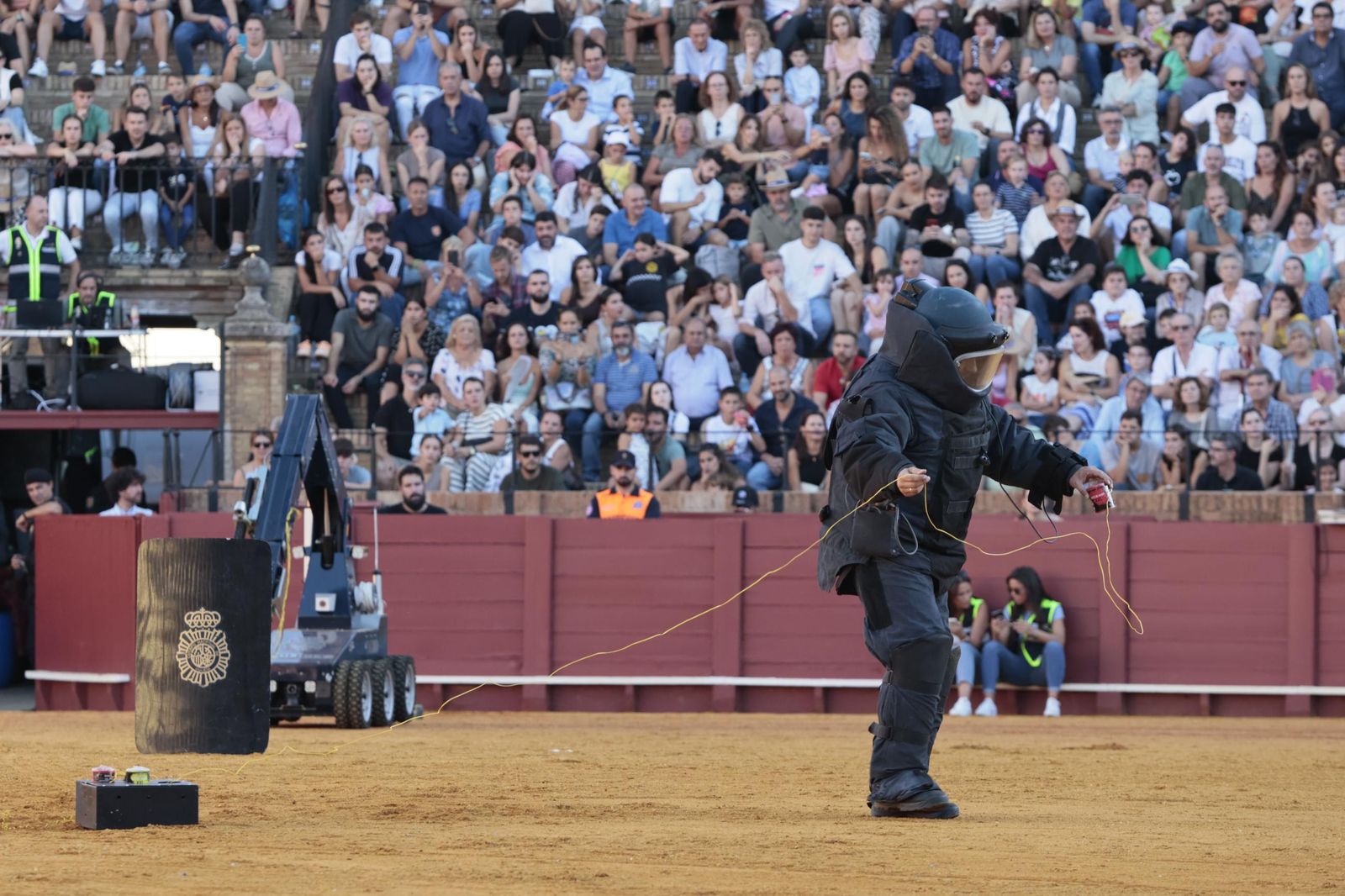 Las imágenes de la espectacular exhibición de la Policía Nacional en la Maestranza