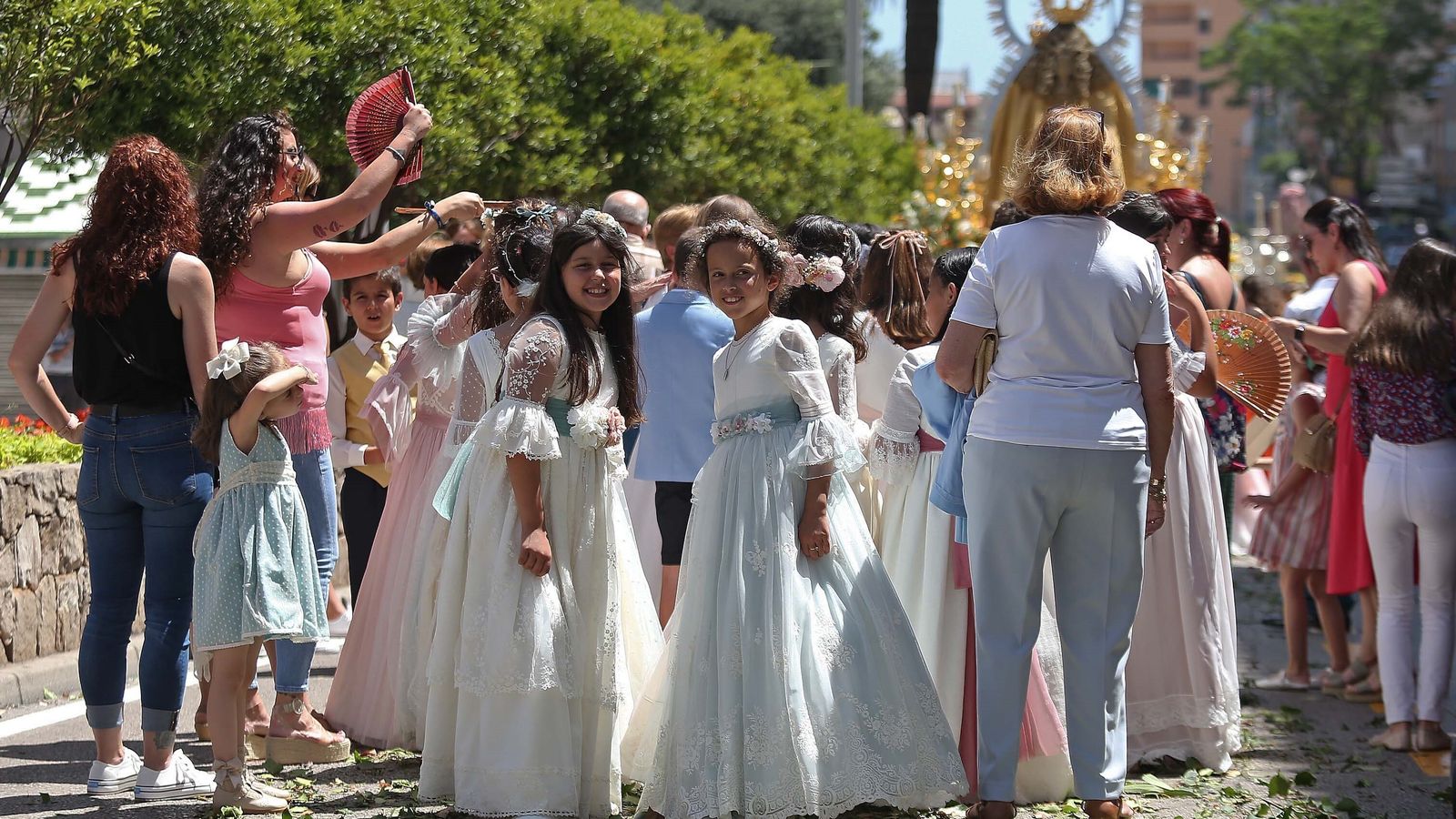 Niñas vestidas de Primera Comunión en Blas Infante.