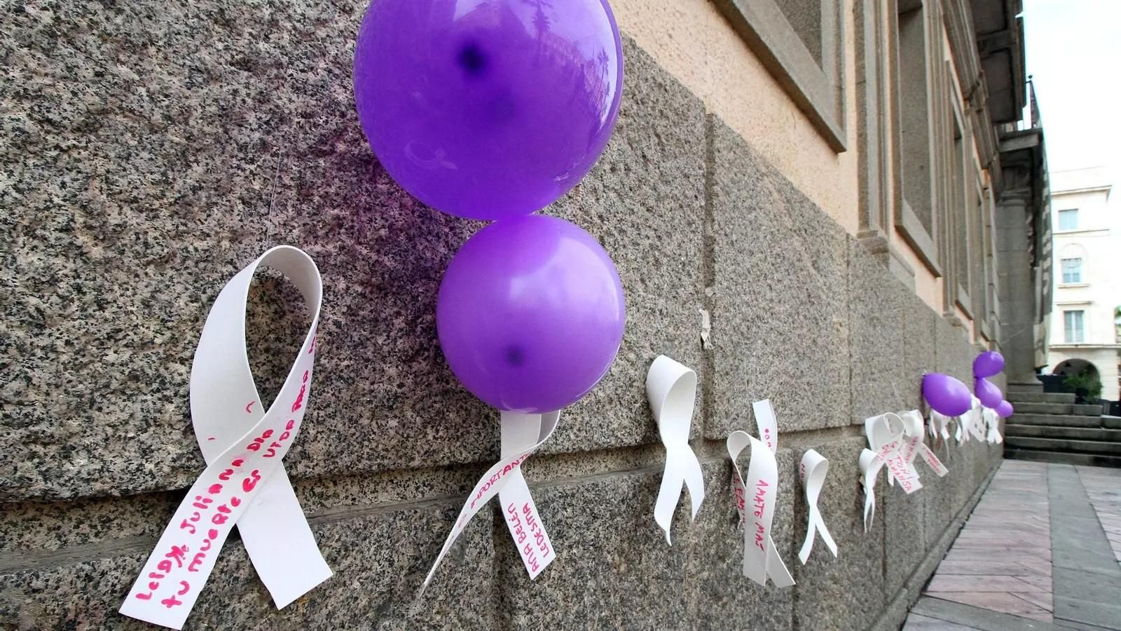 Globos y pancartas en solidaridad con las mujeres que son víctimas de la violencia de género
