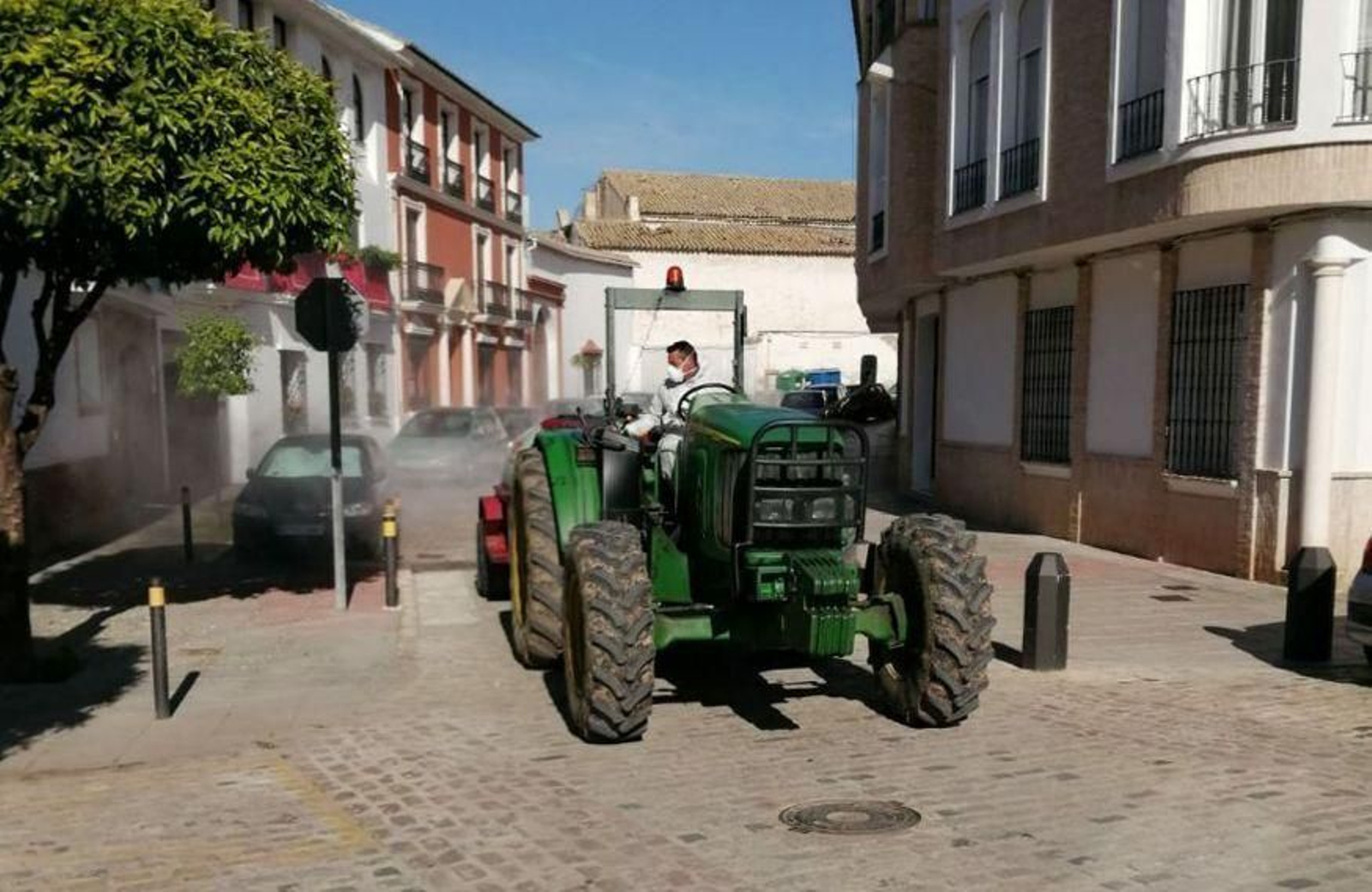 Un tractor durante tareas de desinfección en Puente Genil.