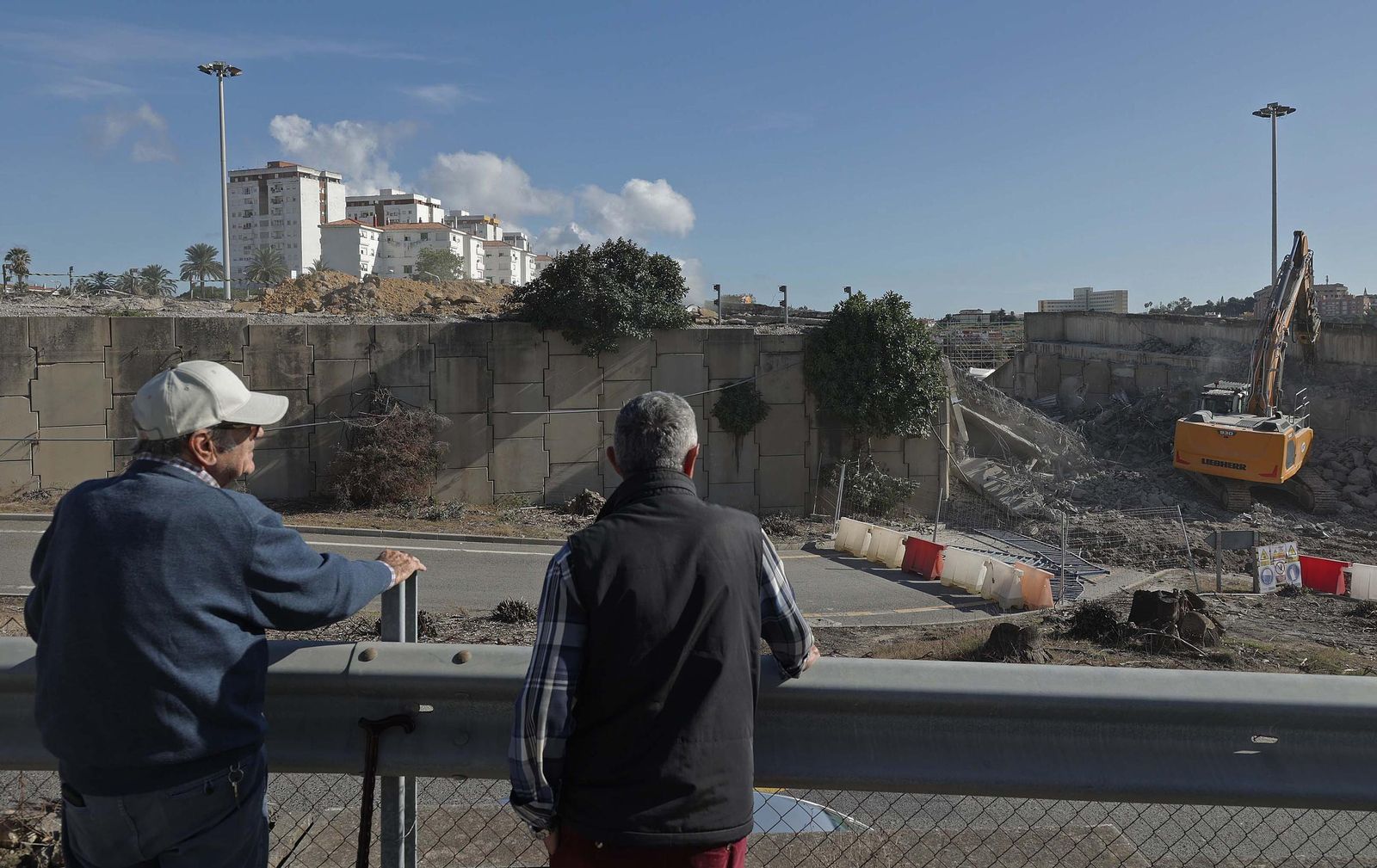 Fotos de la demolición del puente de Los Pastores en Algeciras