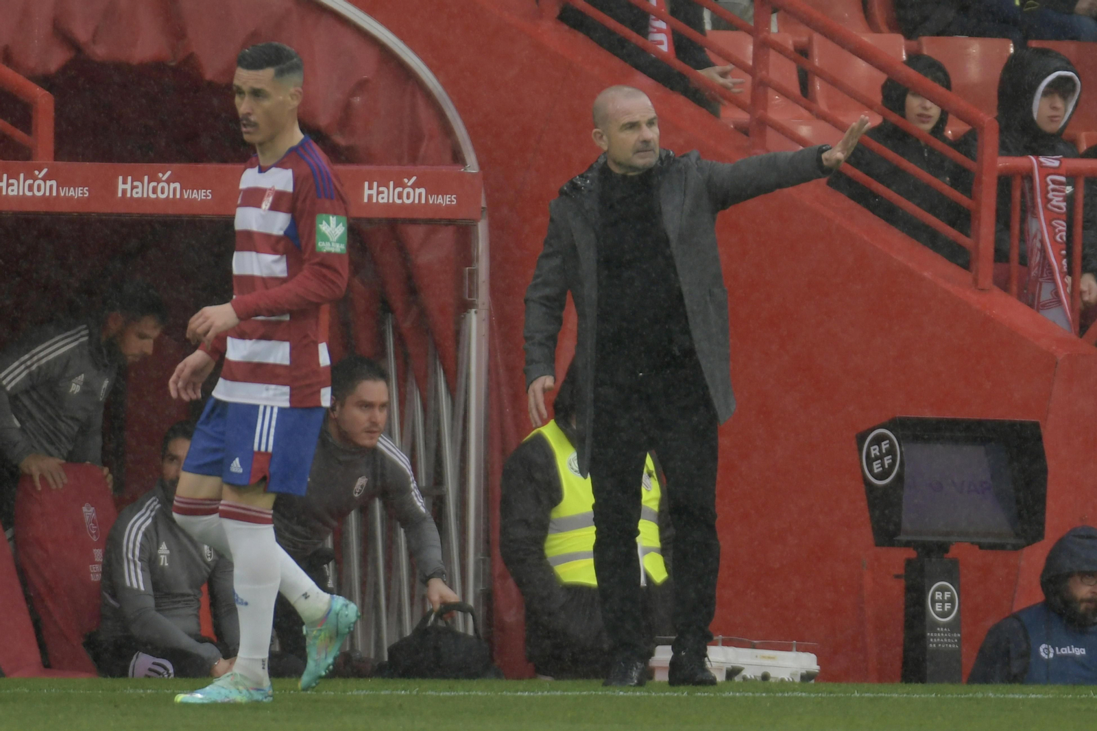 Paco López da órdenes en el partido ante el Cartagena
