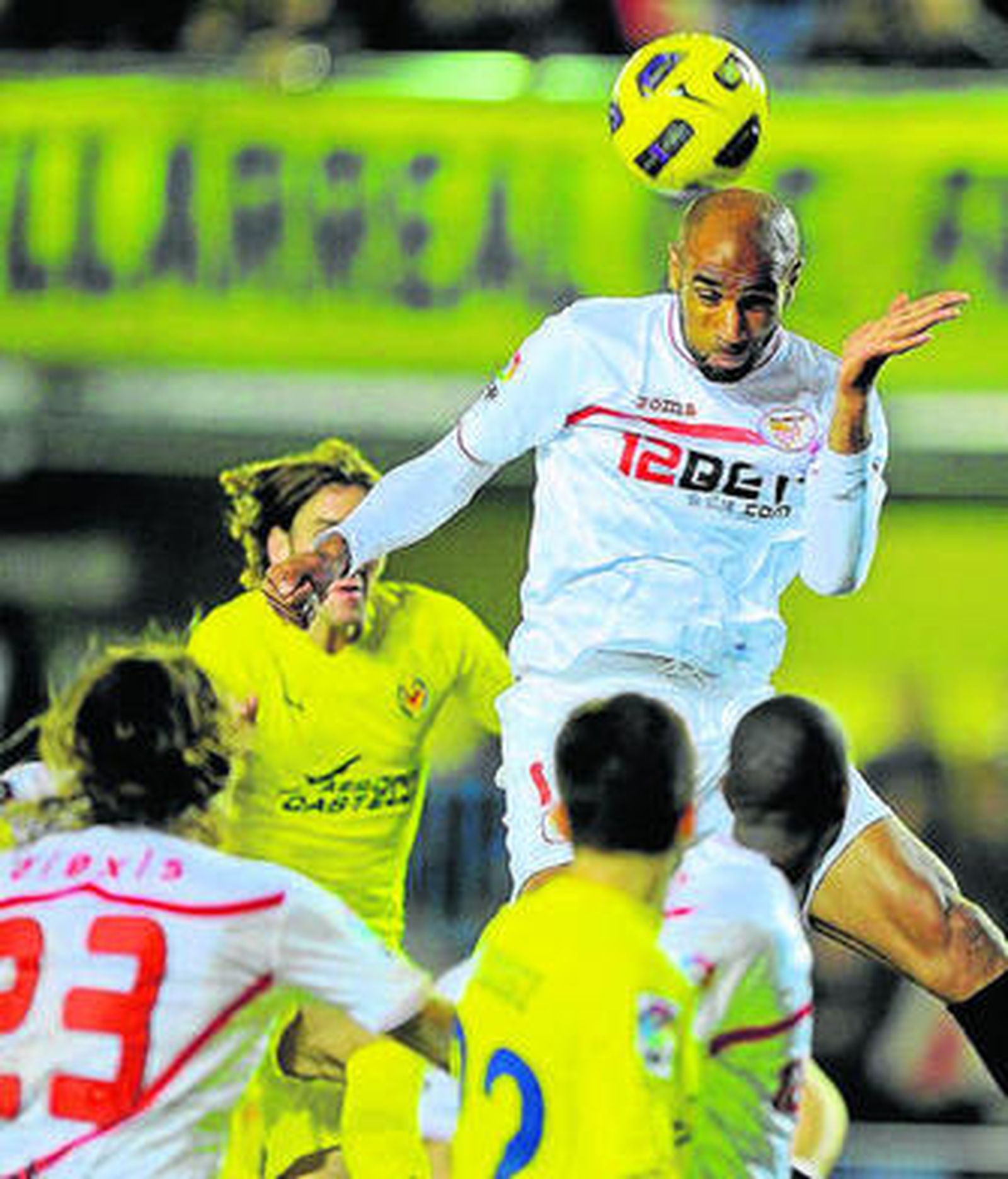 Kanouté se impone en un salto dentro del área.