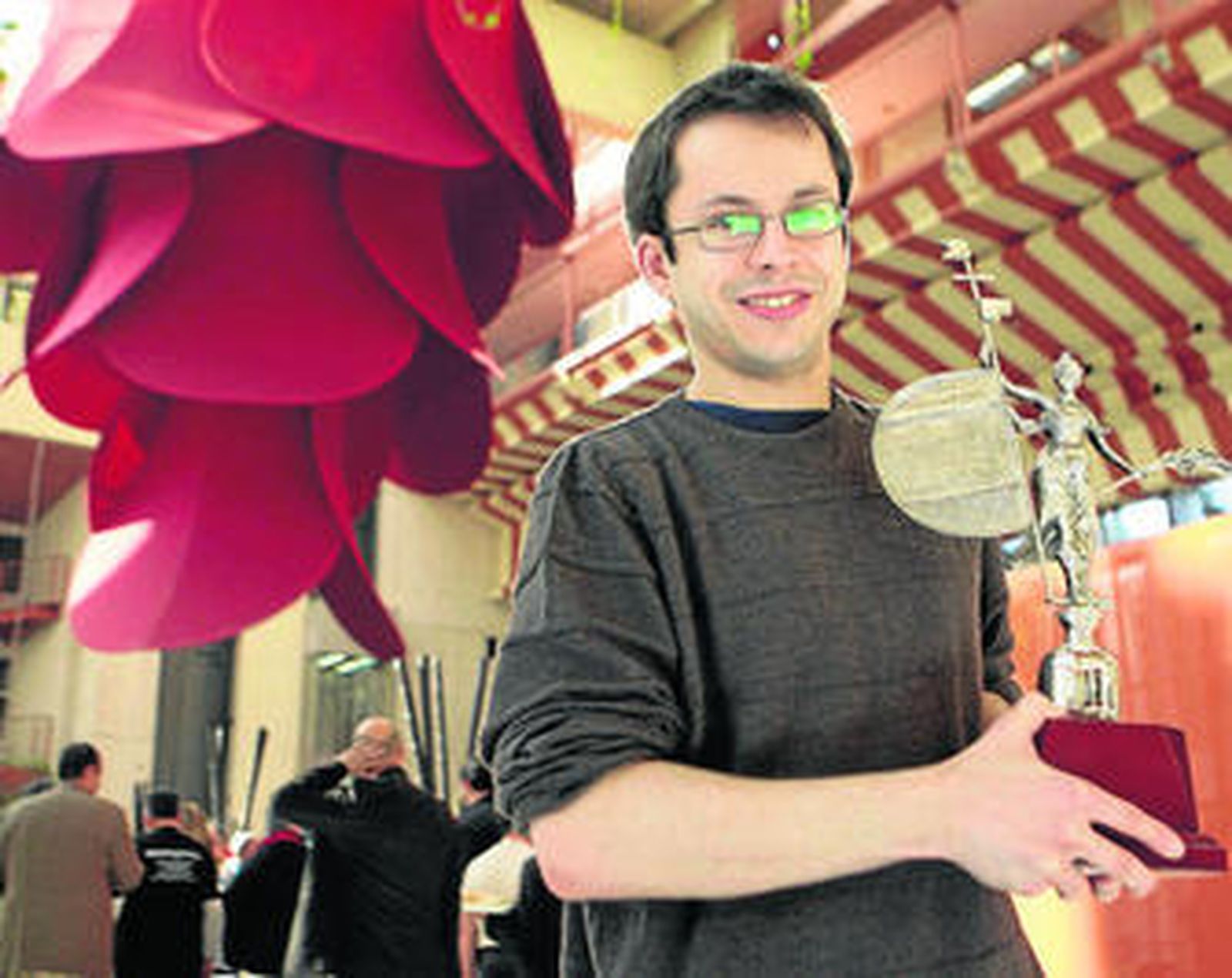 El joven Gran Maestro Stewart Haslinger posa con el Giraldillo del Abierto Ciudad de Sevilla.