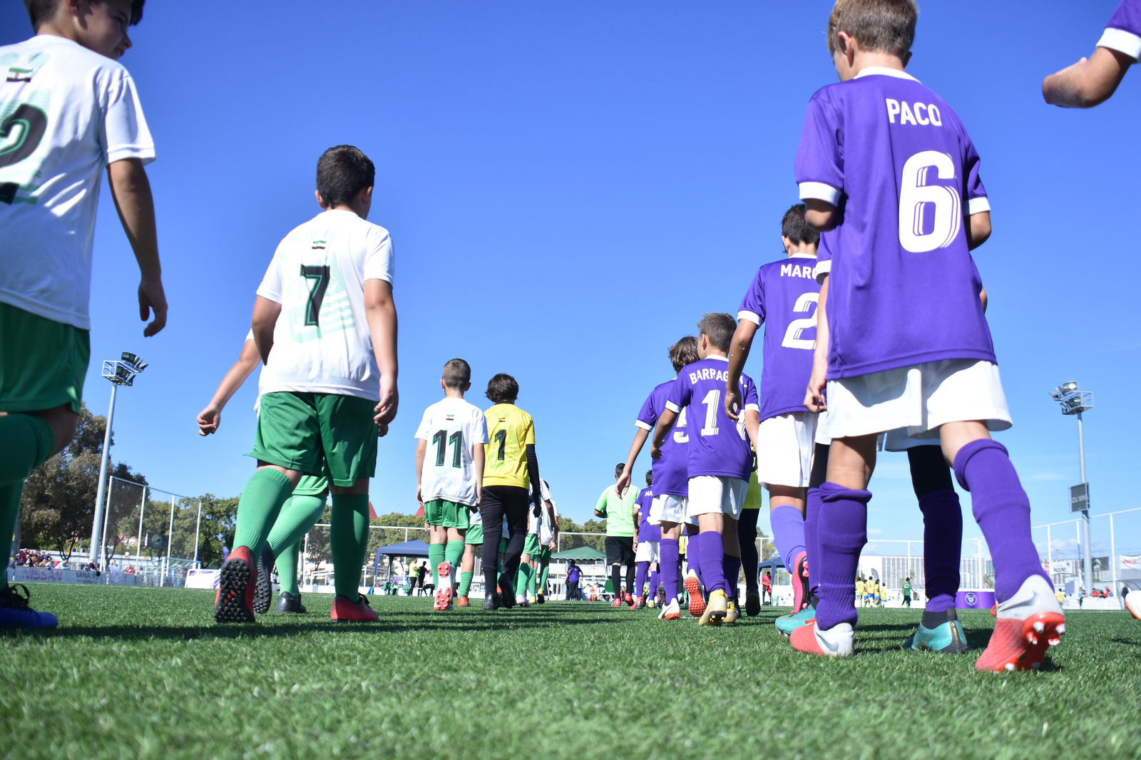 Futbolistas de categorías base se disponen a empezar un partido, en San Roque