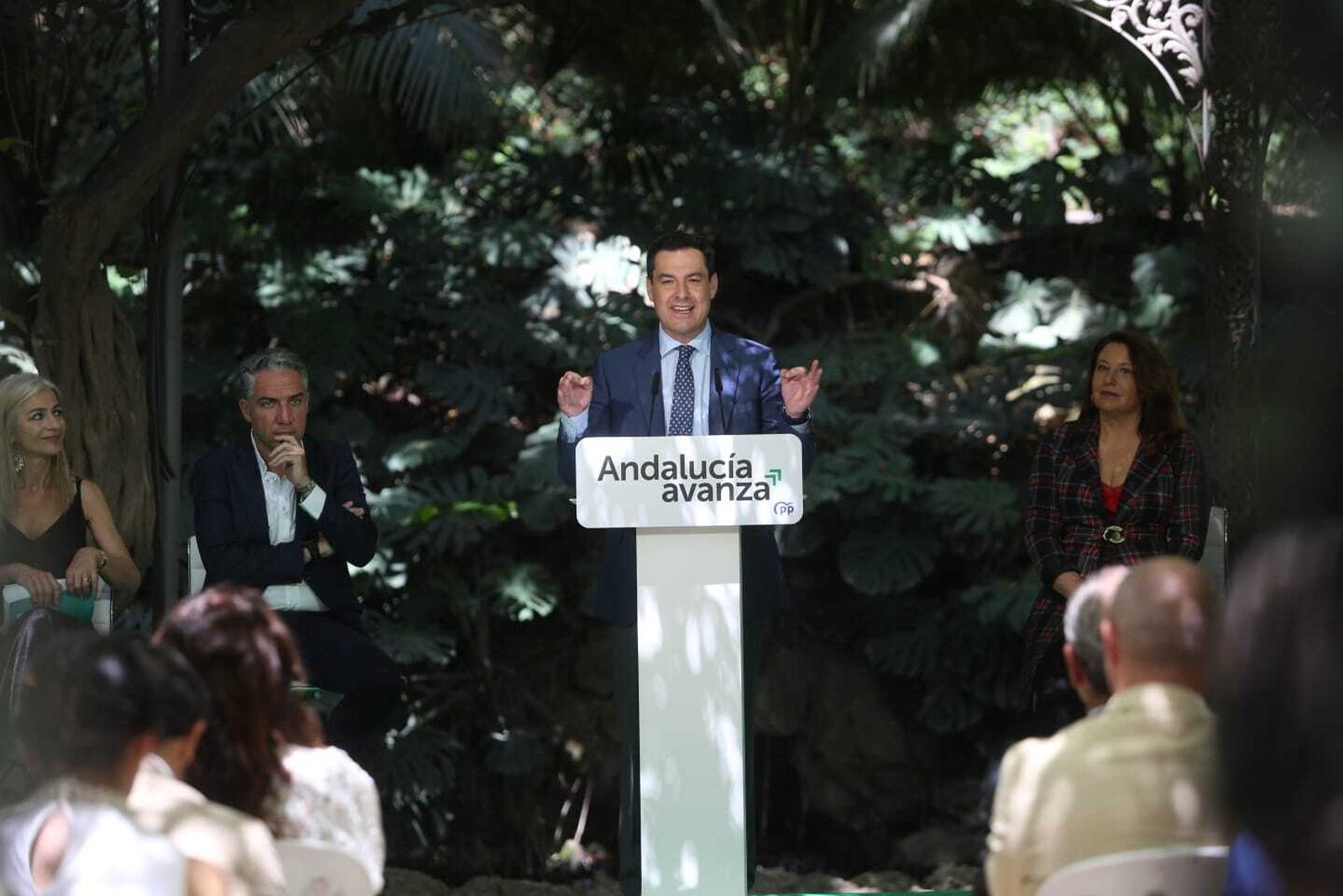 Juanma Moreno en el Jardín Botánico de la Concepción.