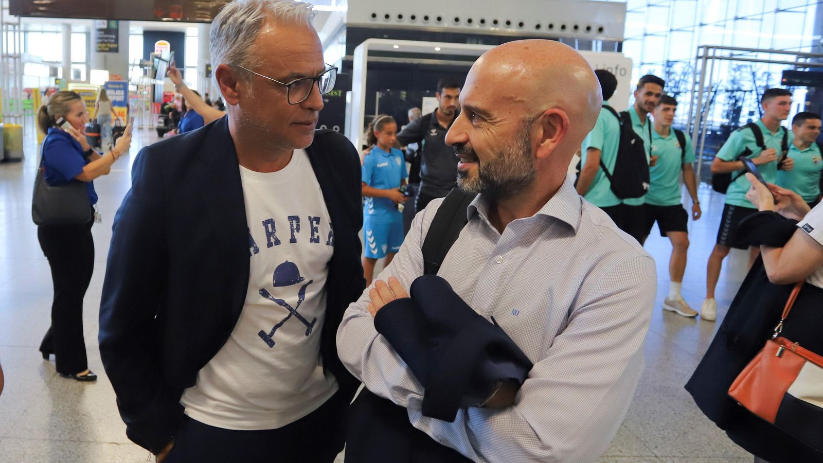 Las fotos de la afición despidiendo al Málaga en el aeropuerto antes de ir a Tarragona