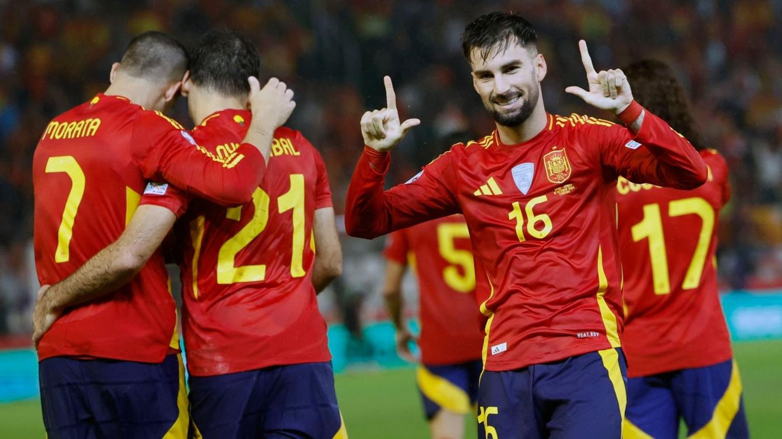 Álex Baena celebra su tanto con el equipo nacional en Córdoba.