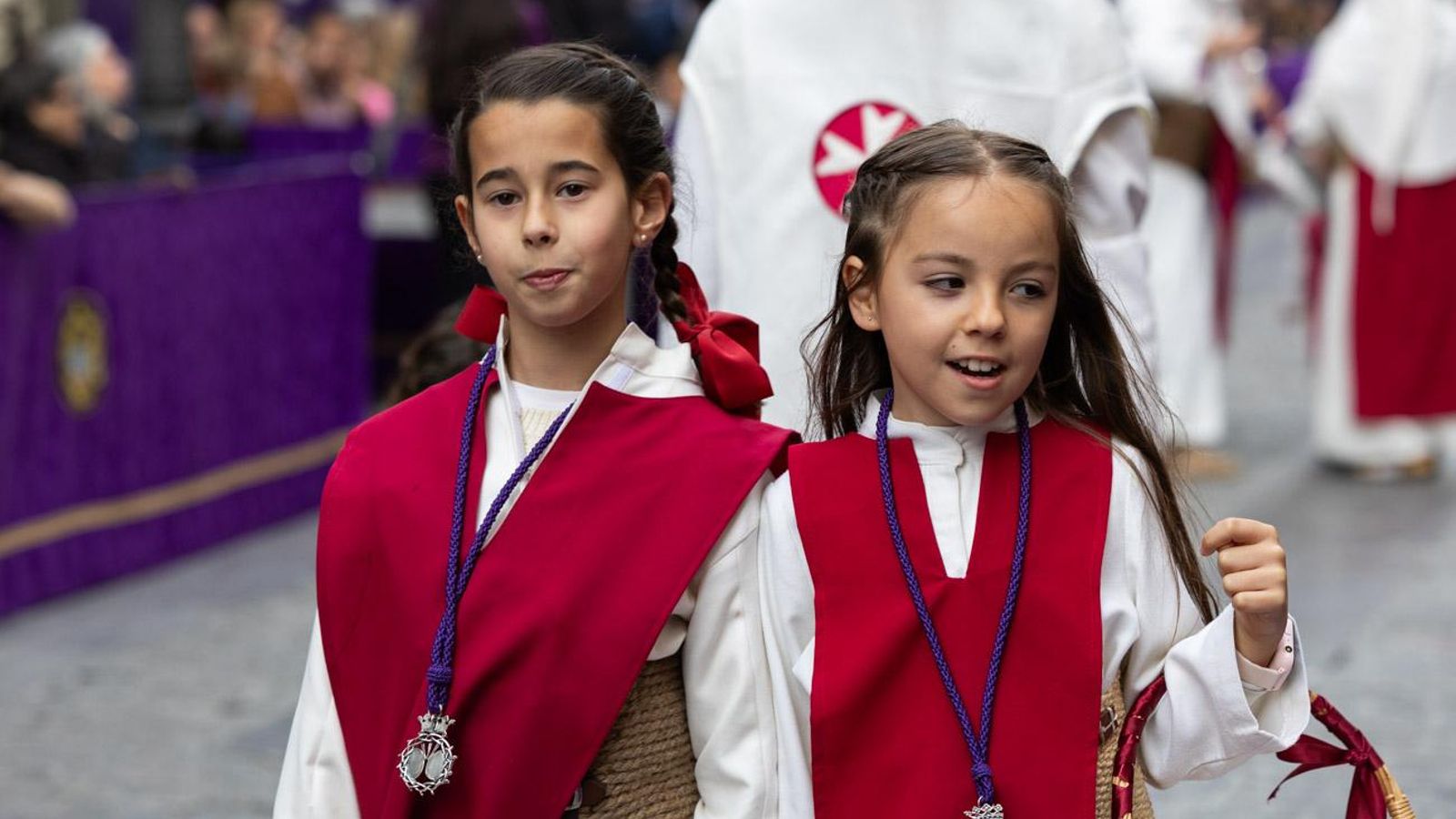 Los cofrades se rinden ante los grandes pasos de misterio del Lunes Santo