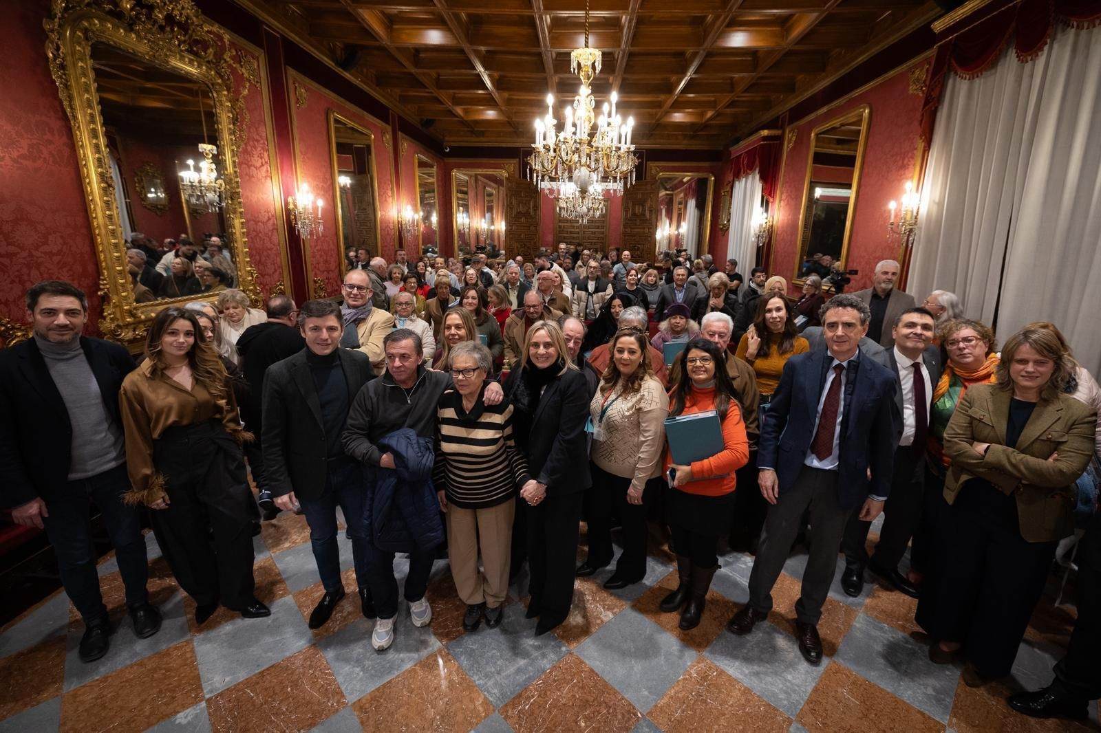 Las nuevas familias que vivirán en Santa Adela junto a miembros del equipo de Gobierno en el Ayuntamiento.