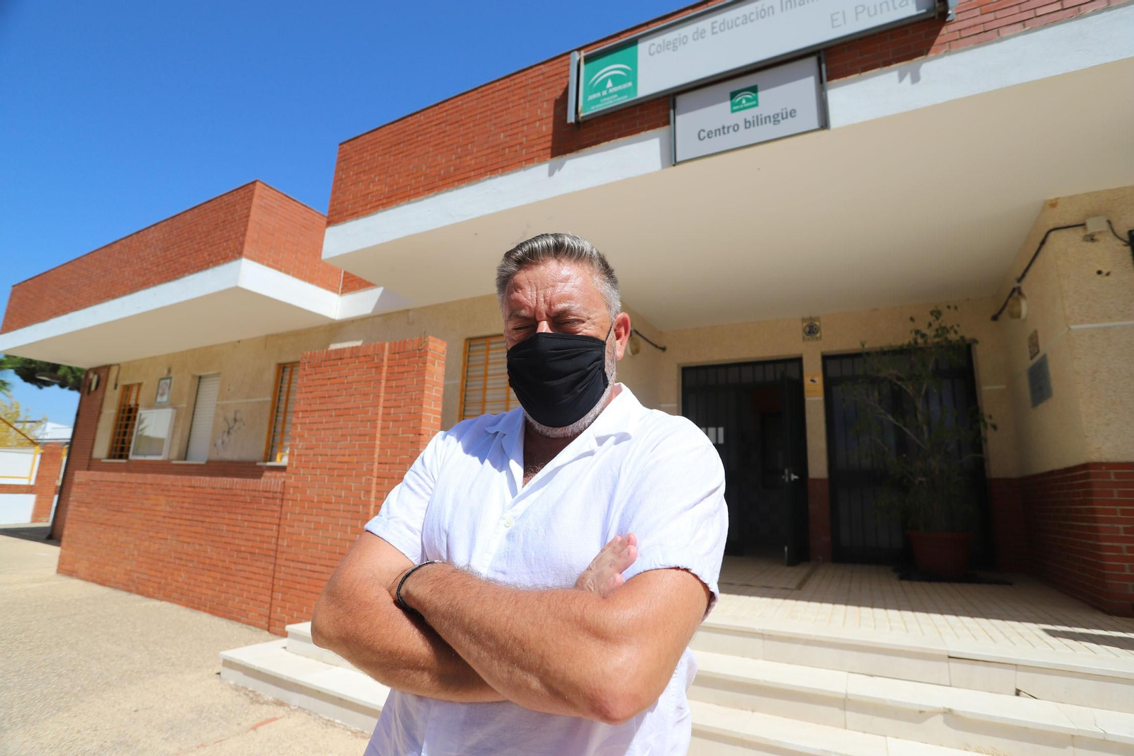 Enrique Jabares, presidente regional de Asadipre ante el colegio que dirige, el CEIP El Puntal de Bellavista.