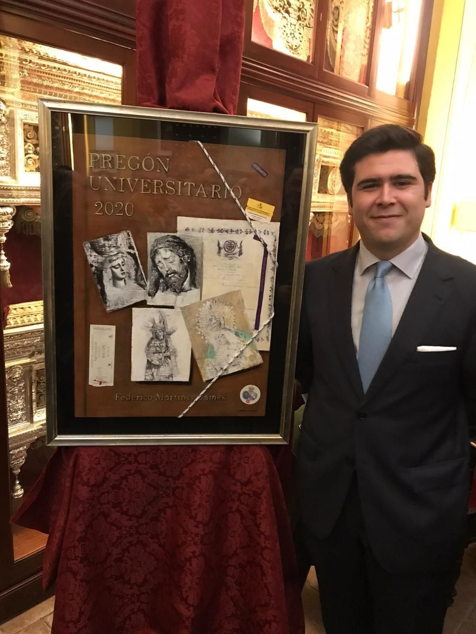 Federico Martínez-James junto al cartel del pregón universitario de 2020.