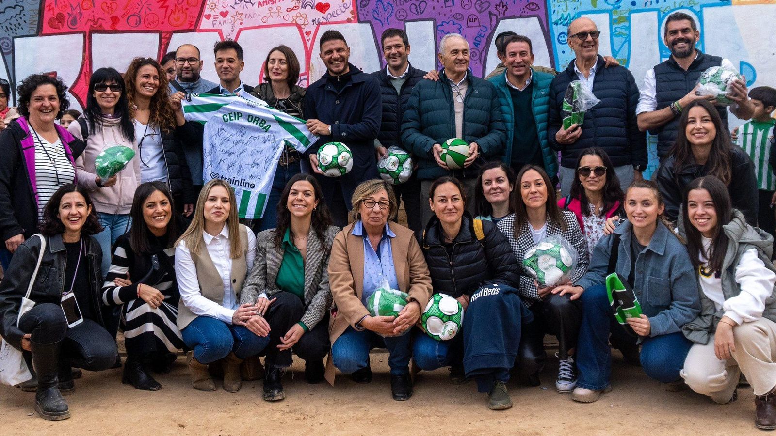 El Betis dona material deportivo al CEIP Orba de Alfafar.