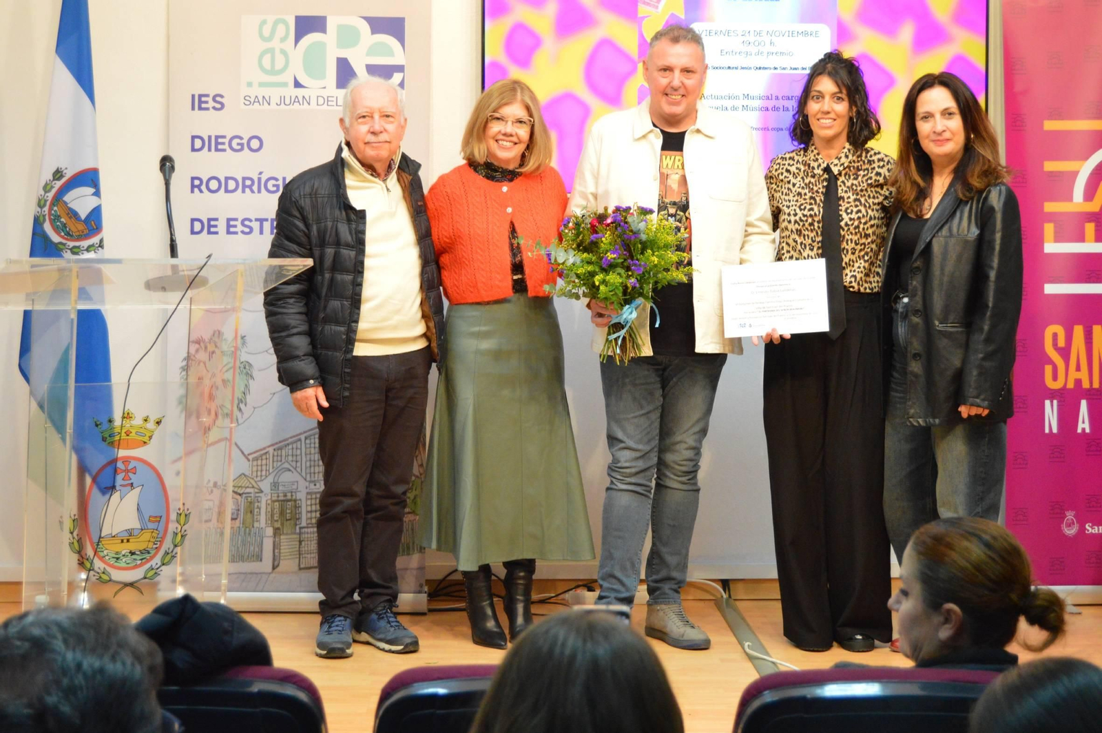Ernesto Tubía Landeras recibiendo su premio junto a Lola Gil,  Penélope Jiménez y Cinta Minchón.