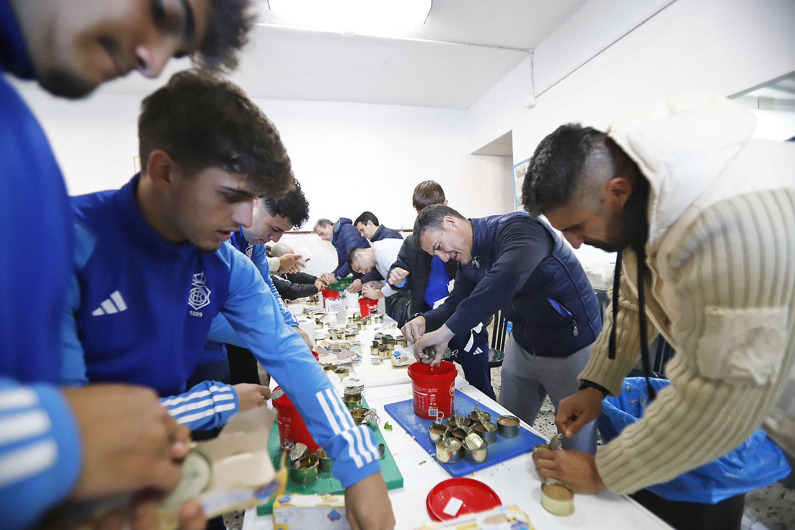Imágenes del voluntariado de la plantilla del Recre en el comedor social Virgen de la Cinta.