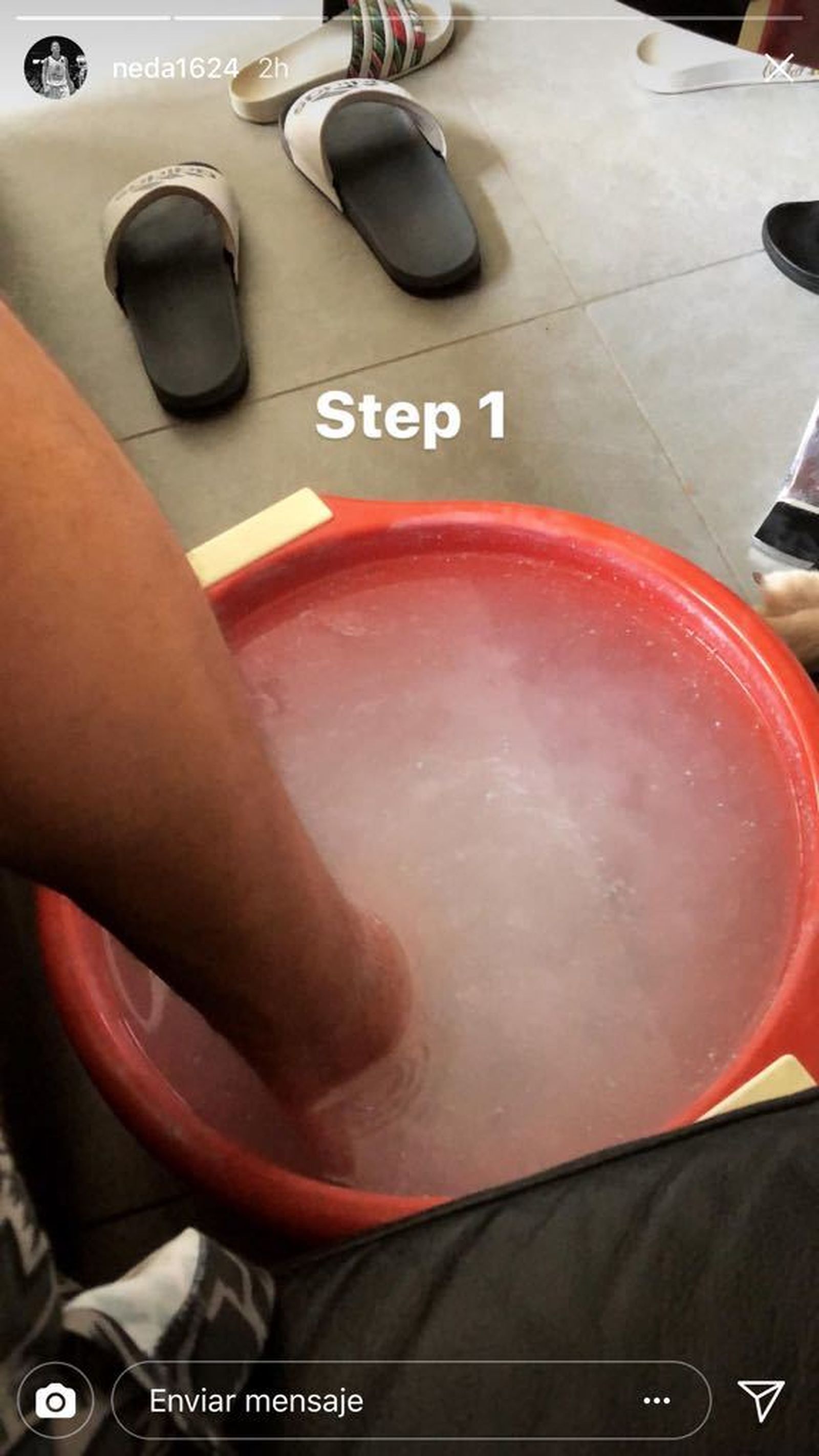 Nedovic, con su pie metido en hielo.