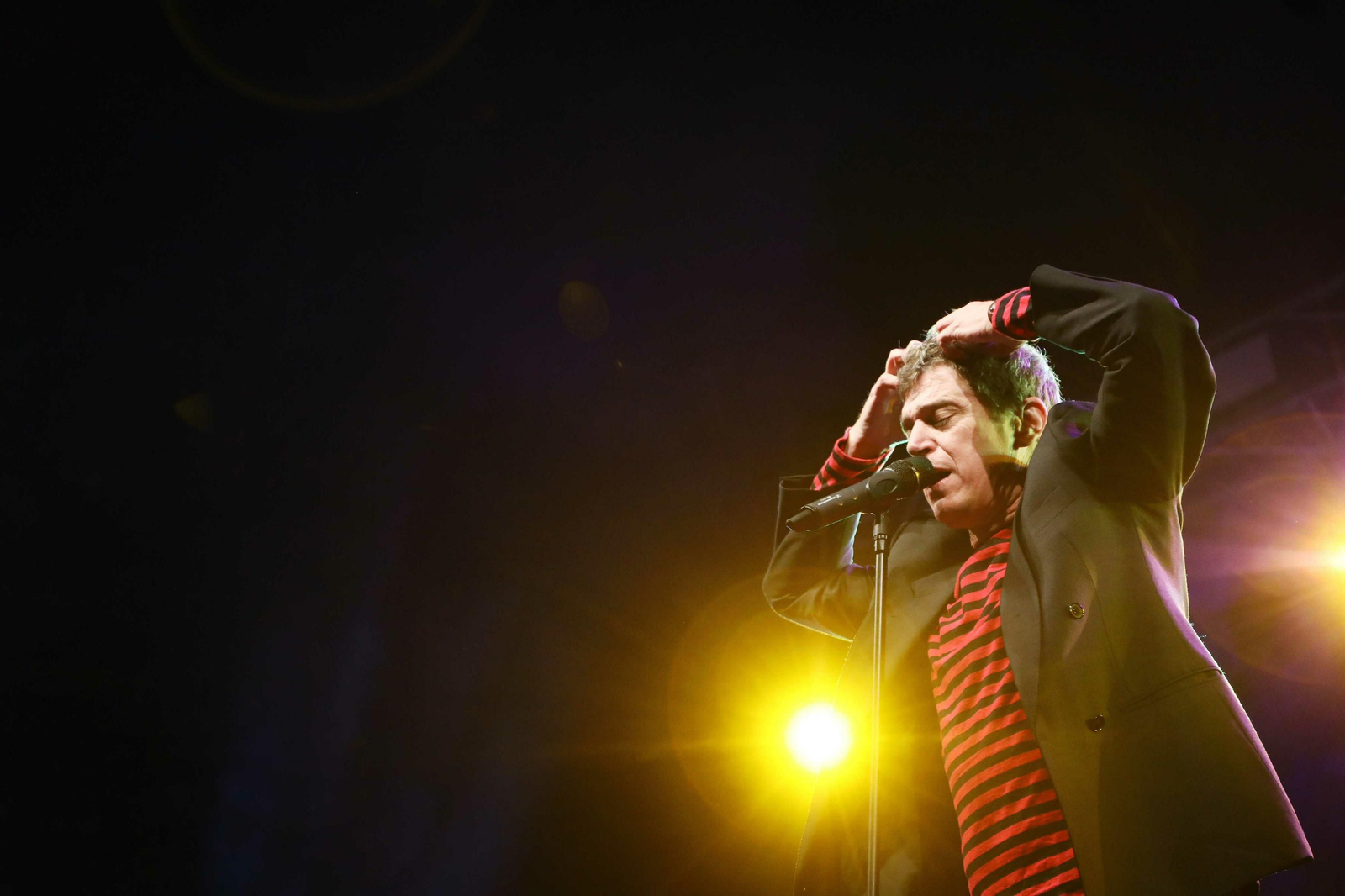 El cantante Javier Ojeda, este viernes durante su concierto en el ‘Alcazaba’.