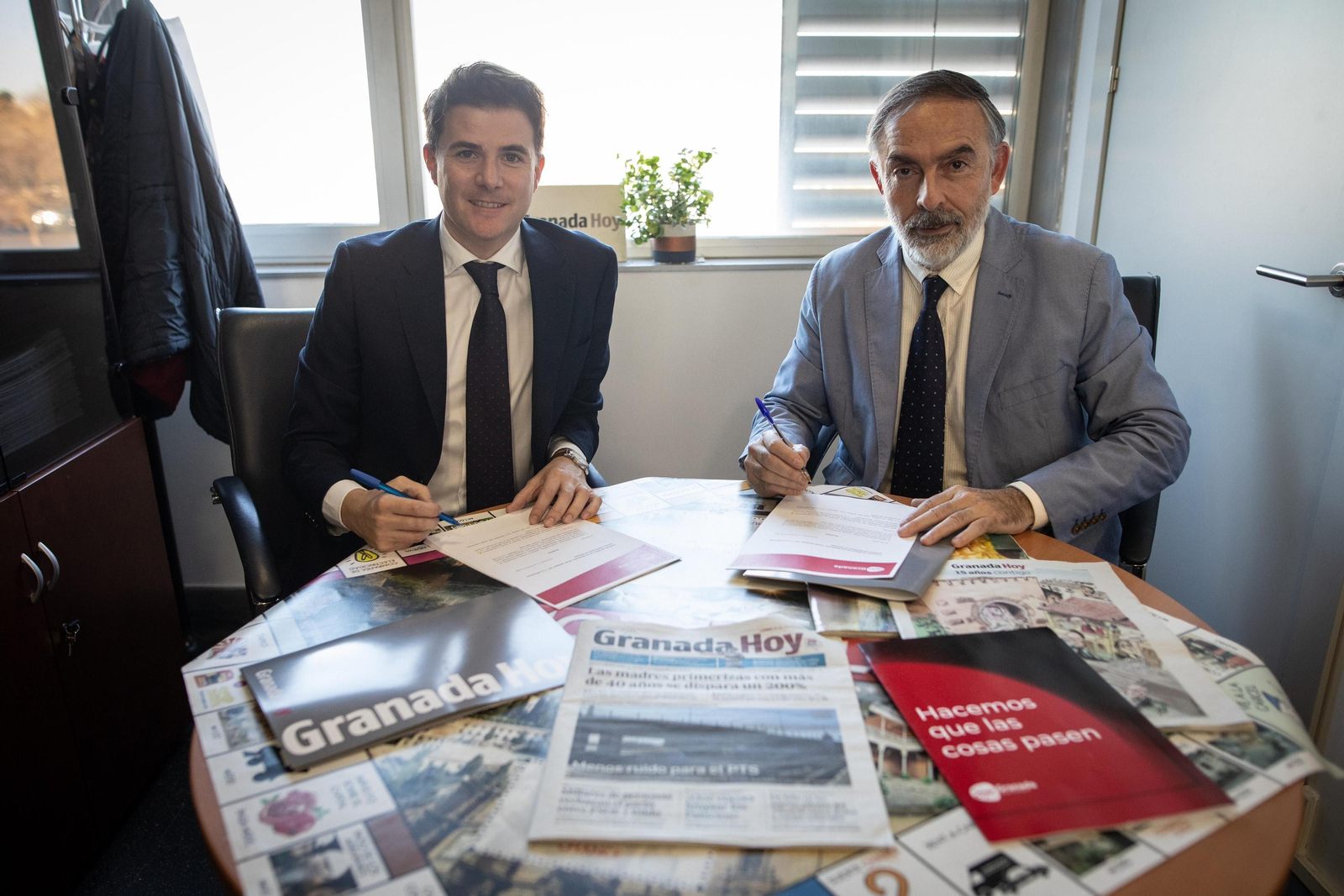 Carlos Álvarez Navas-Parejo, presidente de la AJE Granada y Francisco Donaire, gerente de Granada Hoy durante la firma del acuerdo de colaboración.