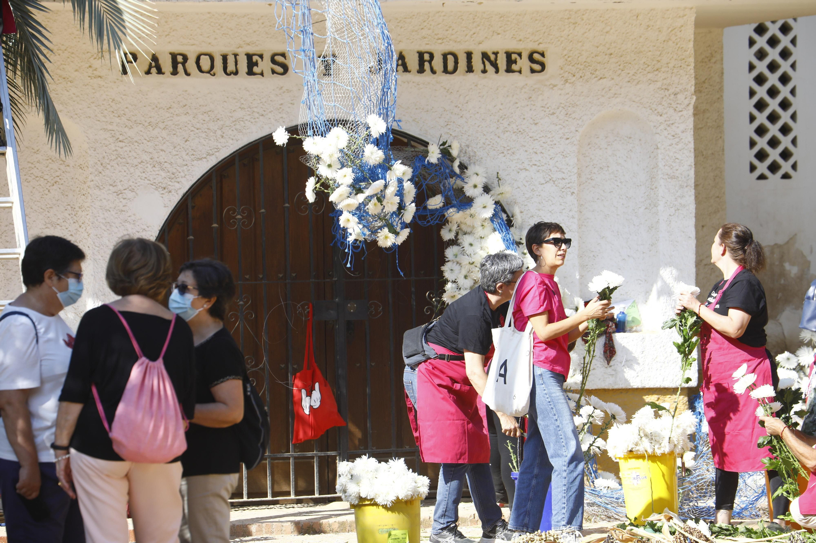La Guerrilla de flores de Flora inunda el Paseo de la Victoria, en imágenes