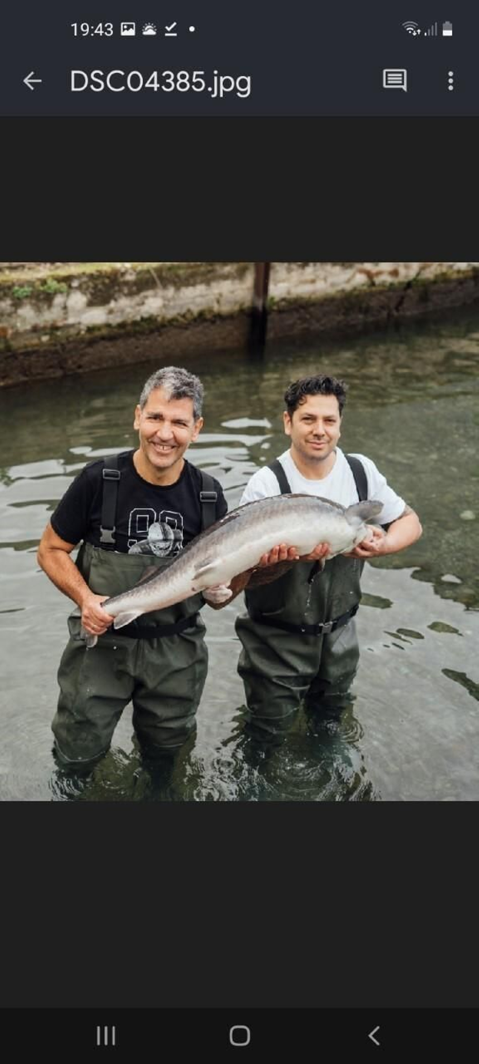 Los chefs Paco Roncero y Diego Gallegos con un ejemplar de esturión