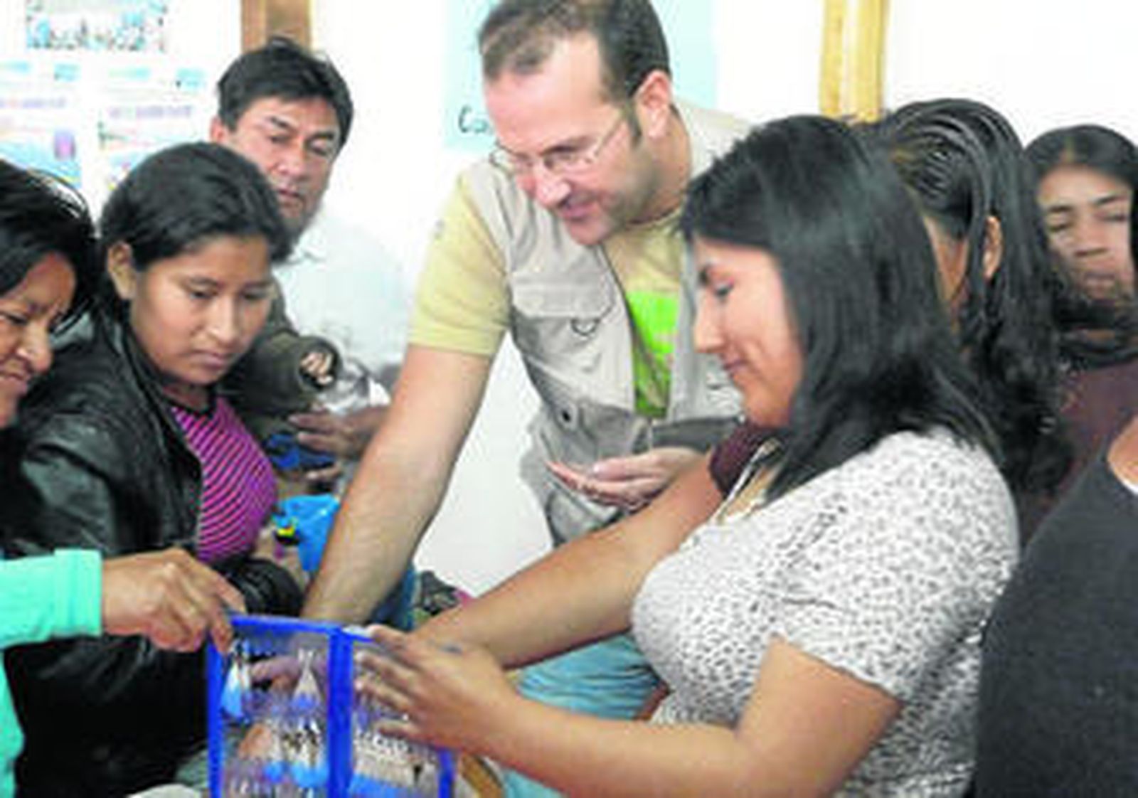 Un grupo de mujeres muestra a Pablo objetos realizados en el taller de artesanía.