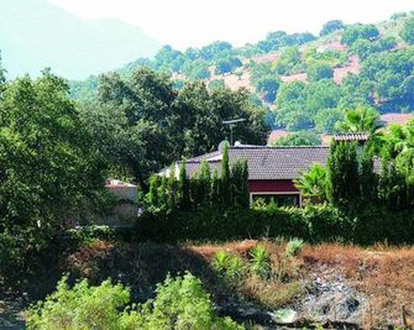 Carmen Janeiro demuele la ampliación ilegal de su finca serrana