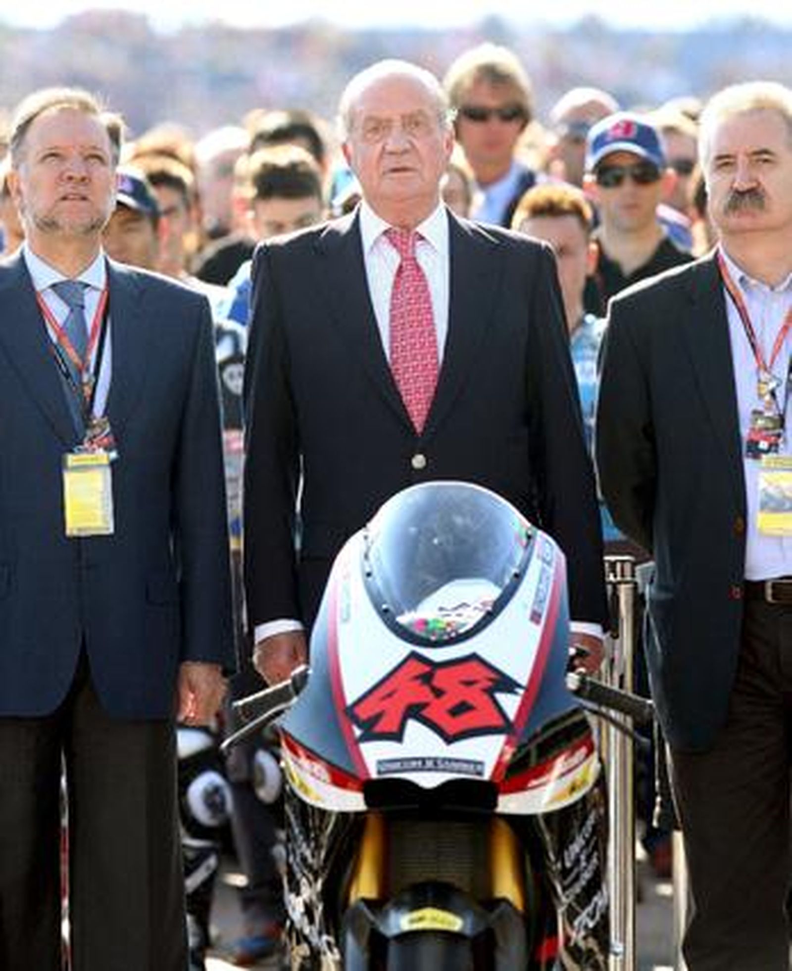 Don Juan Carlos participó en el minuto de silencio por la muerte del piloto japonés Shoya Tomizawa.

Foto: Efe