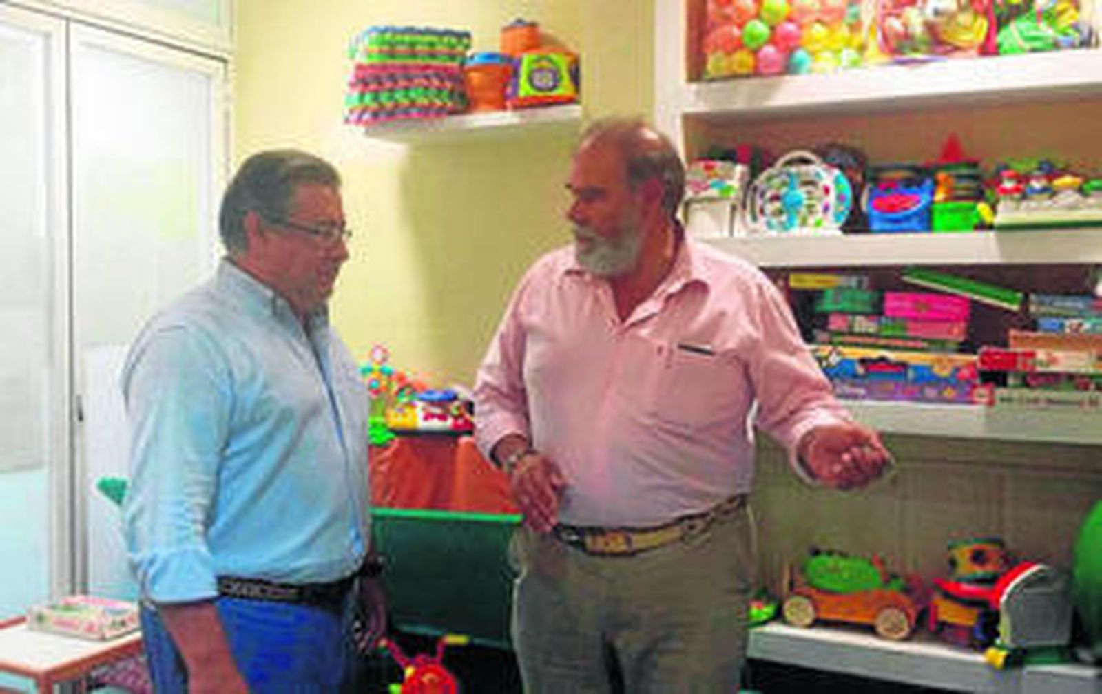 Juan Ignacio Zoido, durante su visita al centro de atención temprana de la hermandad del Buen Fin.