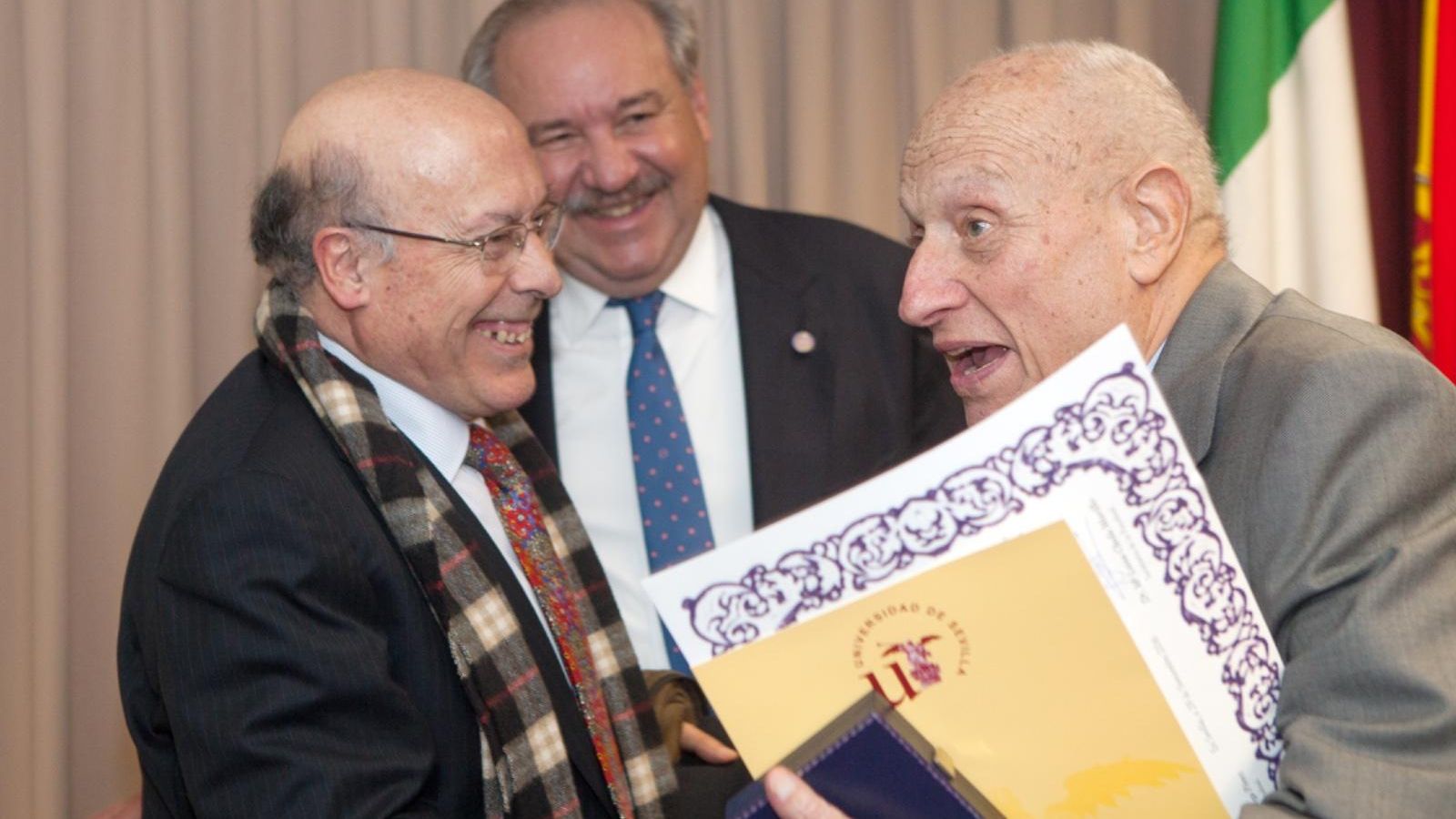 Manuel Losada (d), José Luis Márquez y Agustín García Asuero (i), en la entrega de la Medalla de la Facultad de Farmacia.