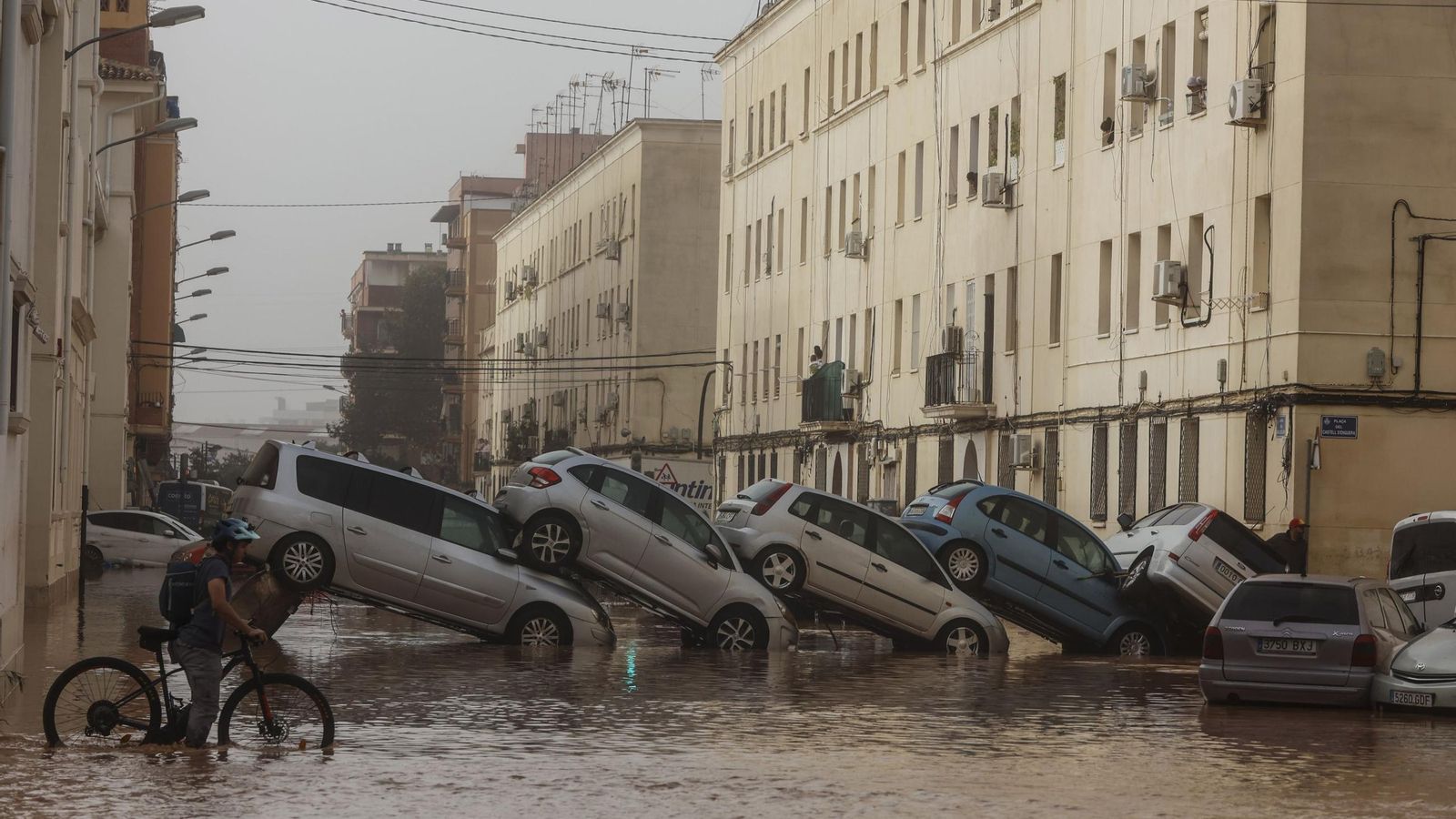 Así han quedado las calles de Valencia: desolación, barro y coches amontonados