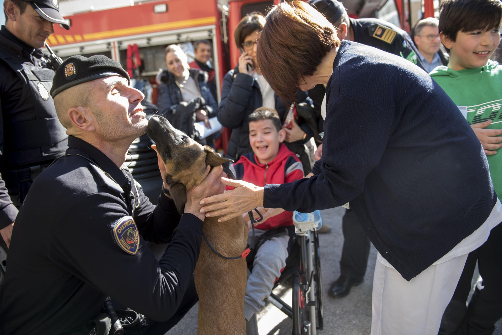 Las Fuerzas de Seguridad visitan a los menores ingresados en el Hospital Materno Infantil