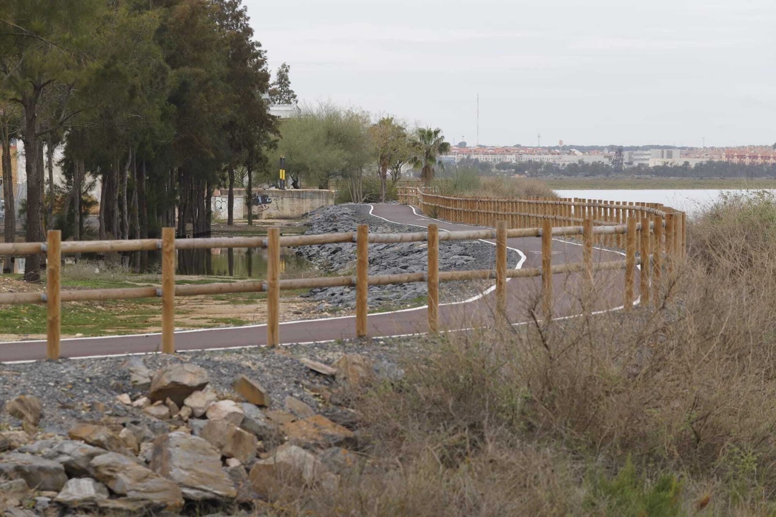 El estado actual de la senda ciclopeatonal que unirá Huelva, Aljaraque y Gibraleón.