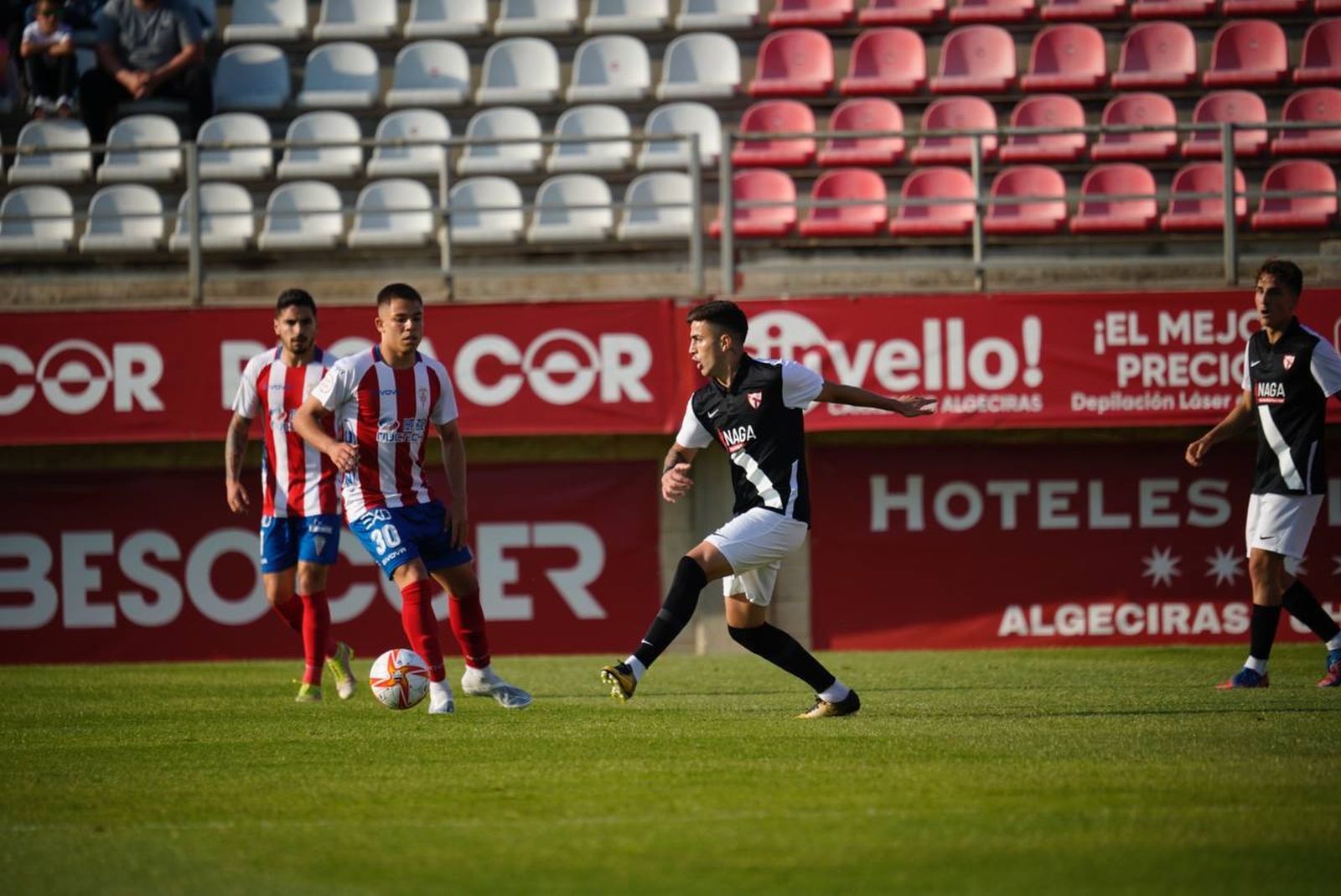 Zarzana busca un pase ante el goleador Leiva.