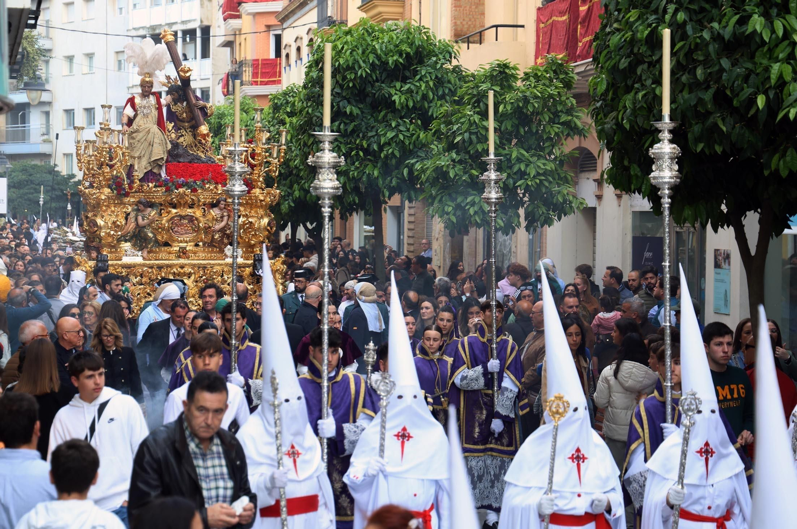 Las mejores imágenes del Lunes Santo en Huelva: Hermandad de las Tres Caídas