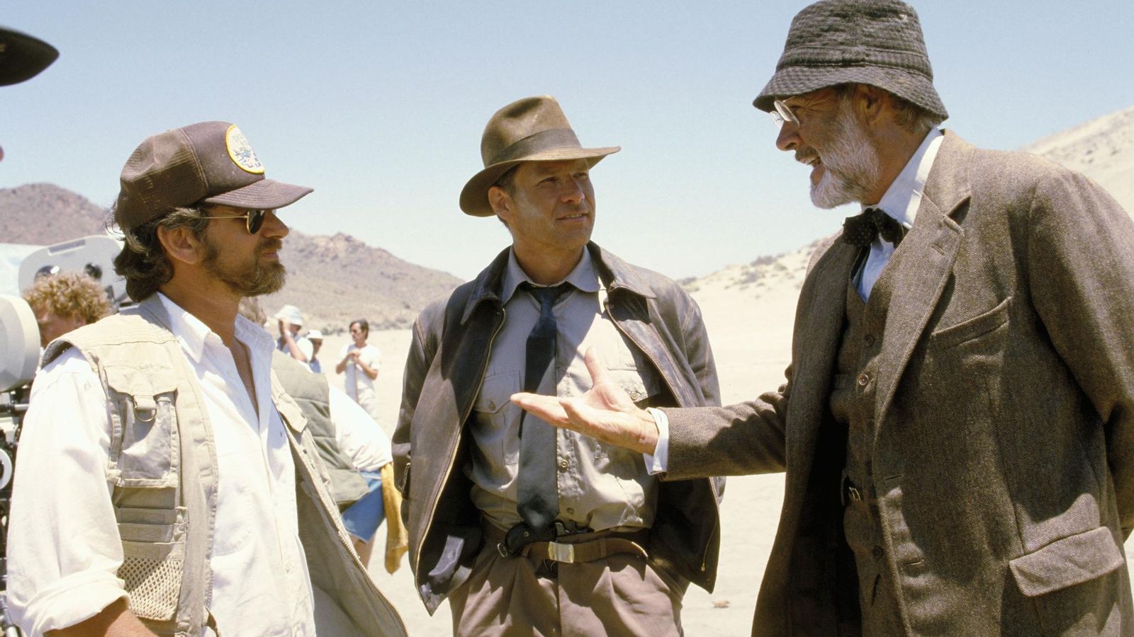 Steven Spielberg, Harrison Ford y Sean Connery en el rodaje de 'La última cruzada'