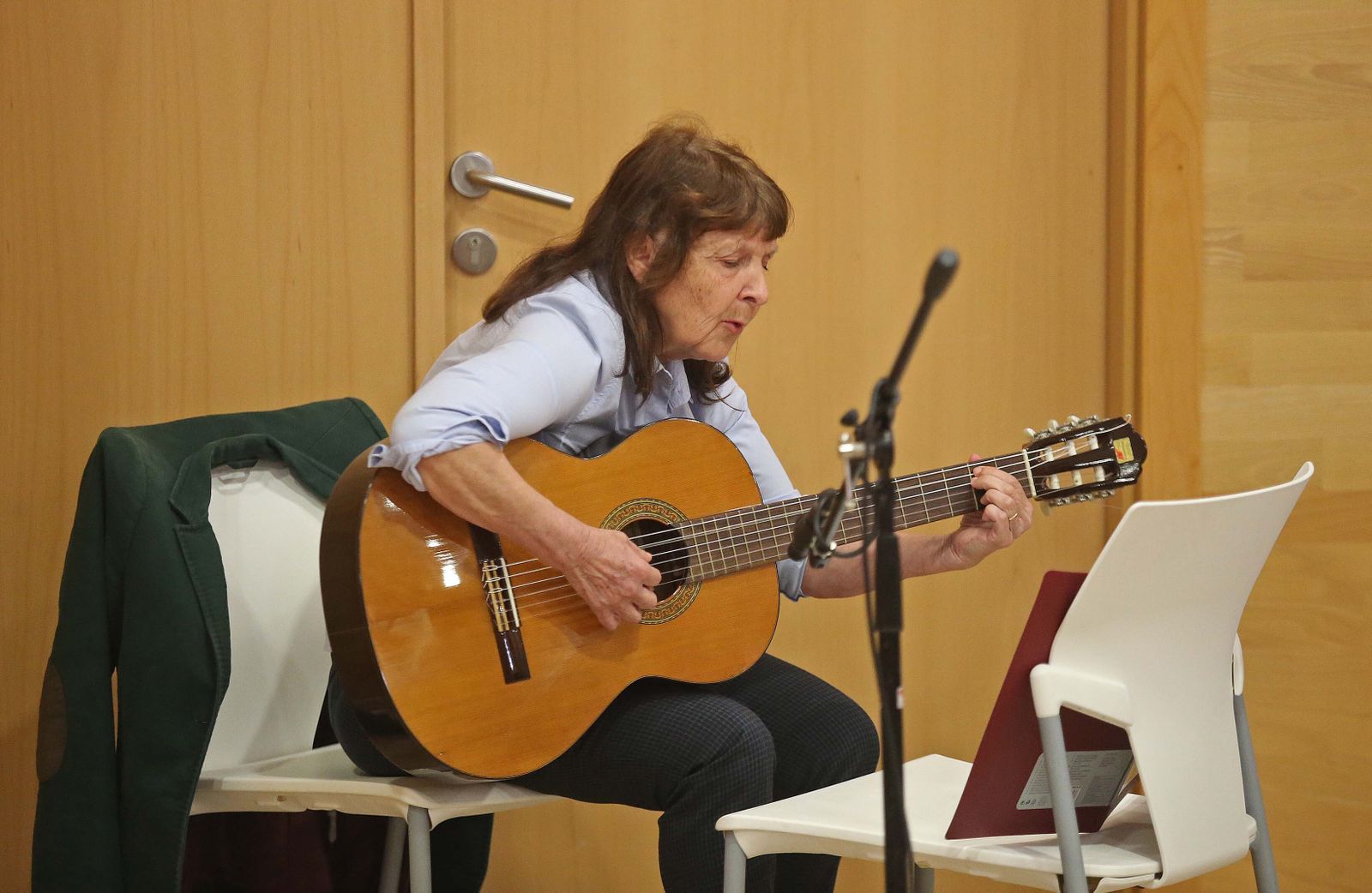 Fotos de la presentación del libro  'Emociones a Contraluz' del grupo literario Infusiónate en Algeciras