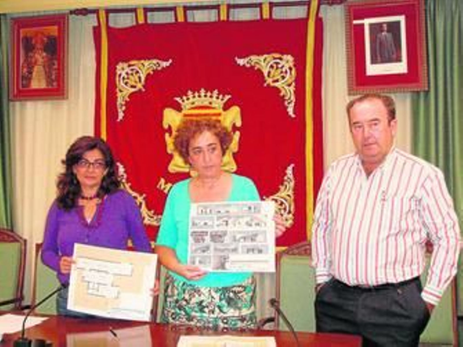 Polonio y Carmona posan con el gerente de la constructora.