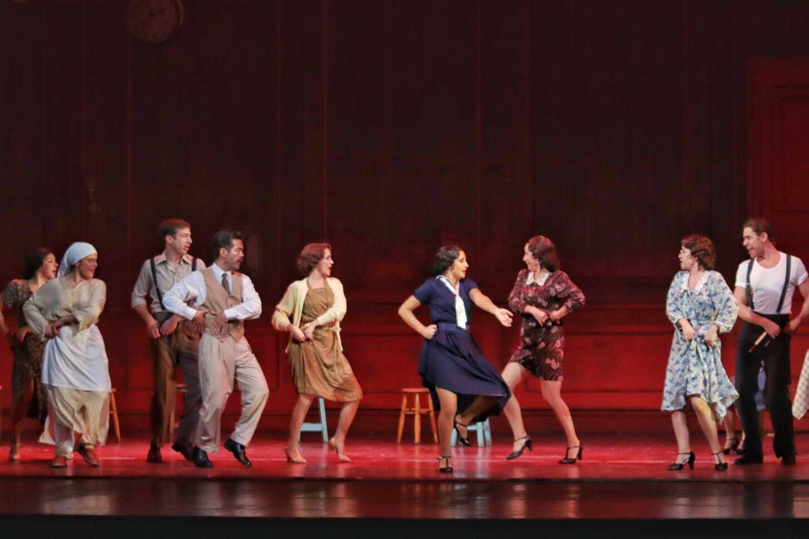 El musical 'El tiempo entre costuras', en el Teatro Cervantes hasta 10 de septiembre, en imágenes