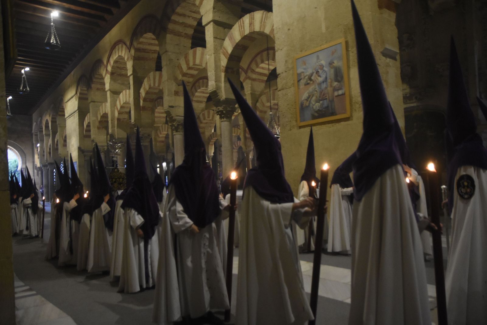 Nazarenos de la Sangre en el interior de la Mezquita-Catedral.