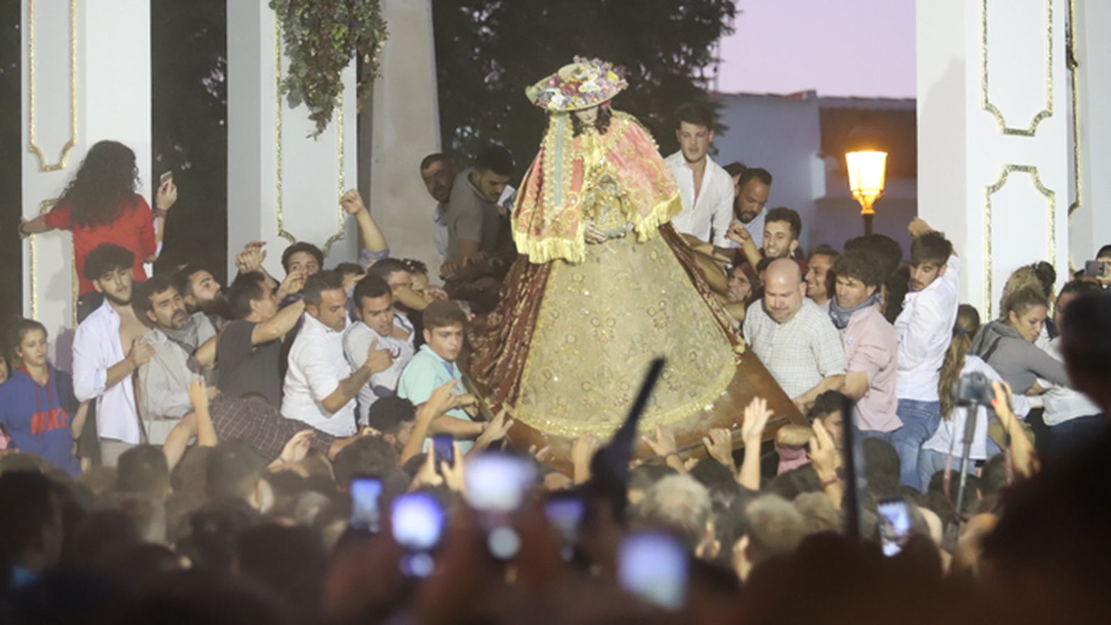 El Chaparral descubre el rostro a la Blanca Paloma.