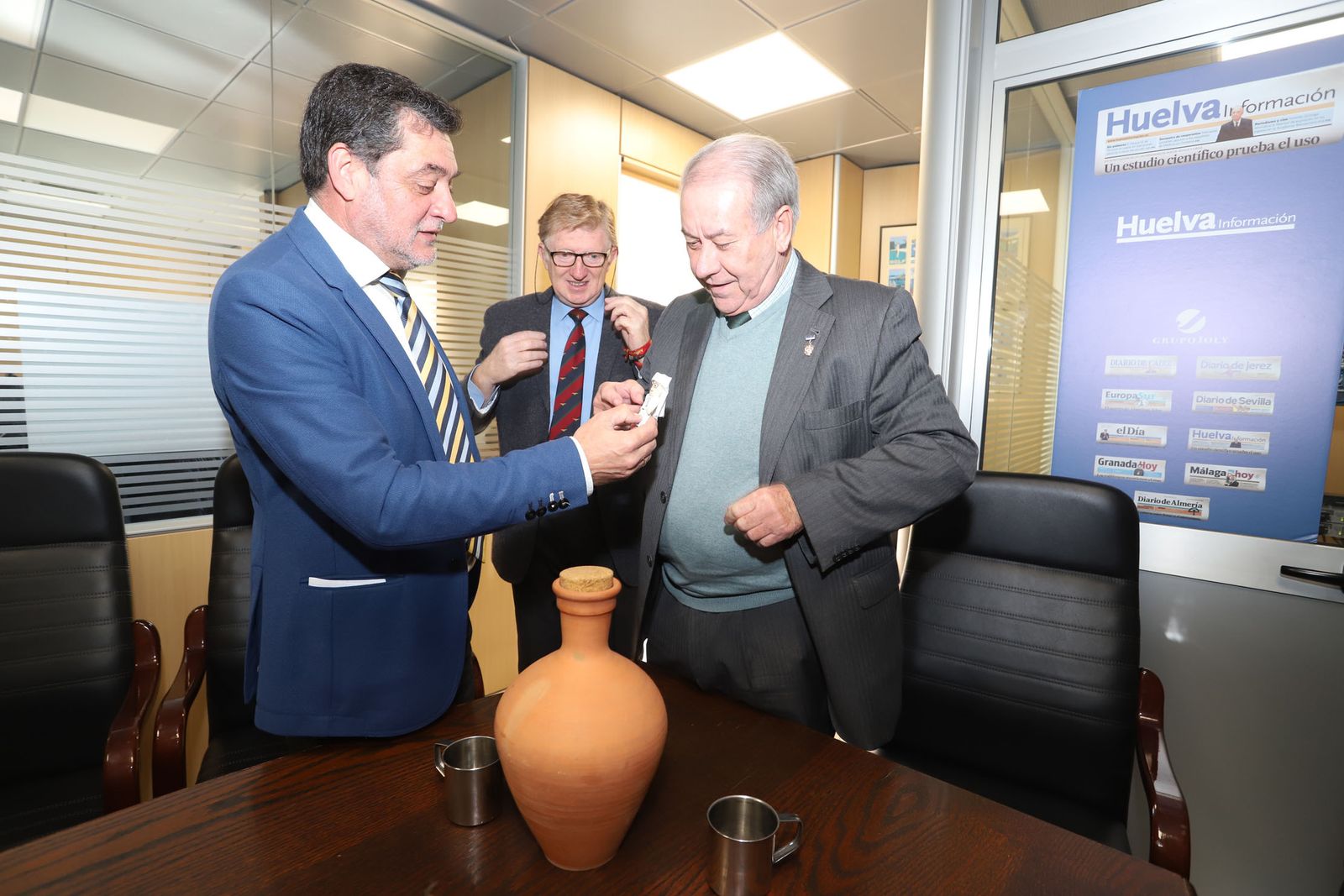 Eduardo Sugrañes entrega el pen drive con el pregón a Antonio González.