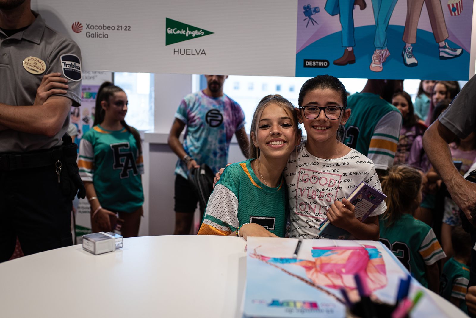 Imágenes de la firma de libros de la youtuber Indy en El Corte Inglés