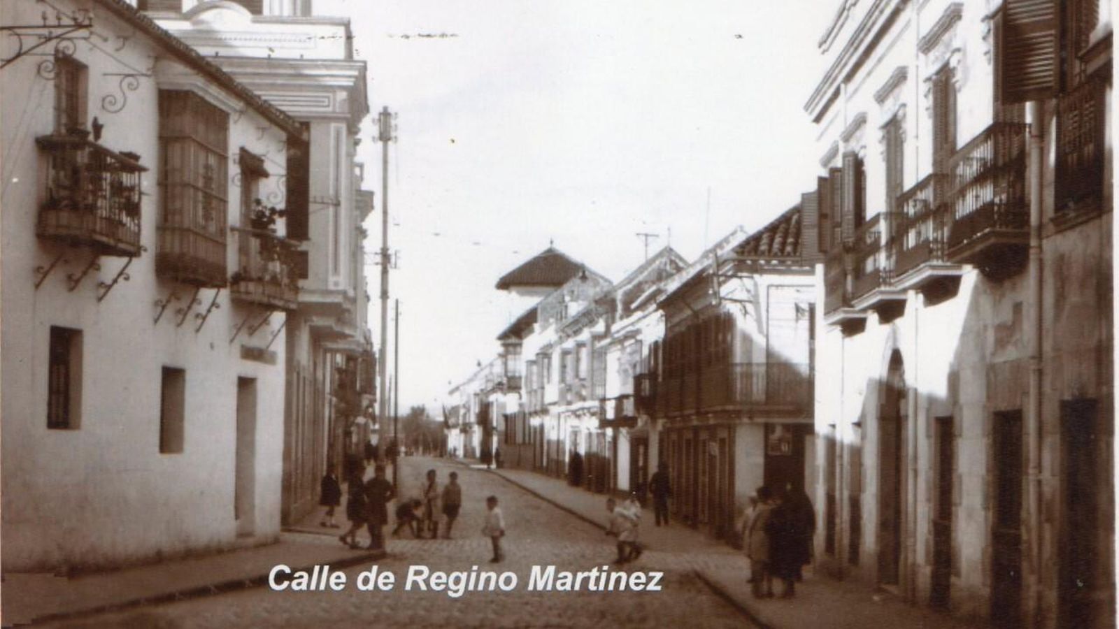 Imagen tomada hacia 1910 en la que aparece, en la parte derecha, la fachada principal del edificio.